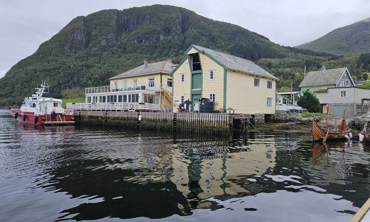 Dampen: {"base": "no", "no": "Anlegget sett fra enden av flytebryggen.", "se": "Anl\u00e4ggningen sedd fr\u00e5n slutet av flytbryggan.", "en": "The facility viewed from the end of the floating pier.", "da": "Anl\u00e6gget set fra enden af flydebroen."}