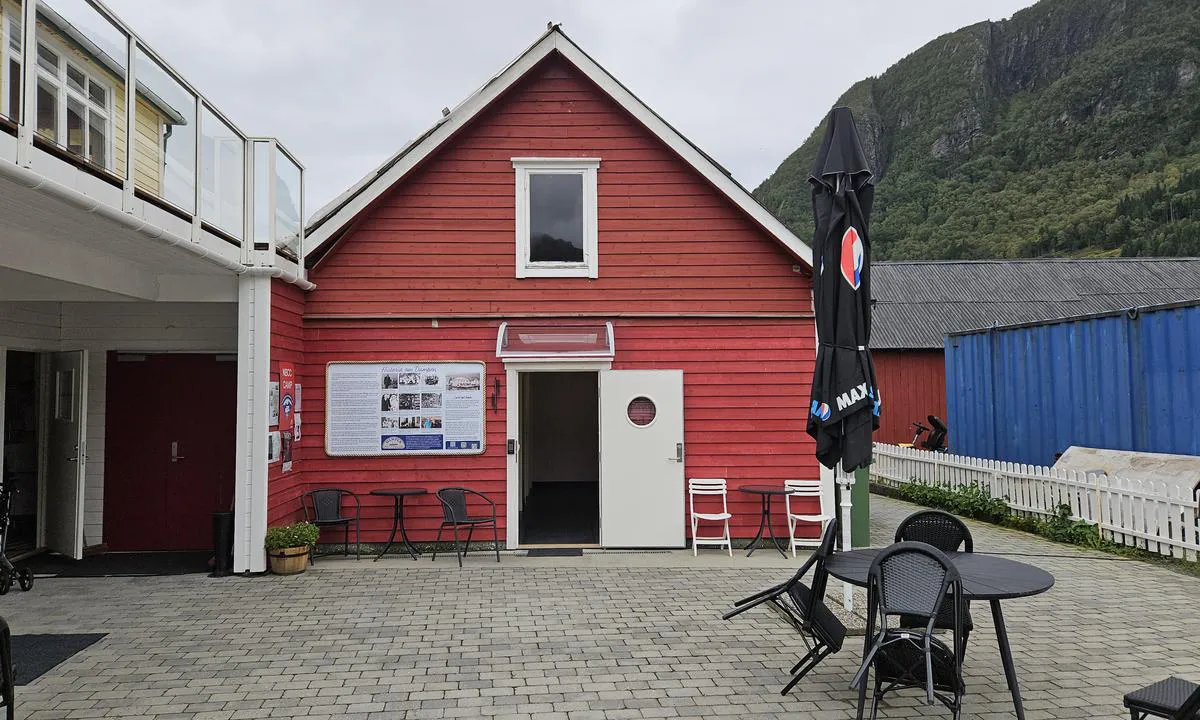 Dampen: {"base": "no", "no": "Sanit\u00e6rbygg med dusj, toalett, vask og t\u00f8rk.", "se": "Sanitetsbyggnad med dusch, toalett, tv\u00e4tt och tork.", "en": "Sanitary building with shower, toilet, washing and drying.", "da": "Sanit\u00e6rbygning med brusebad, toilet, vask og t\u00f8rring."}