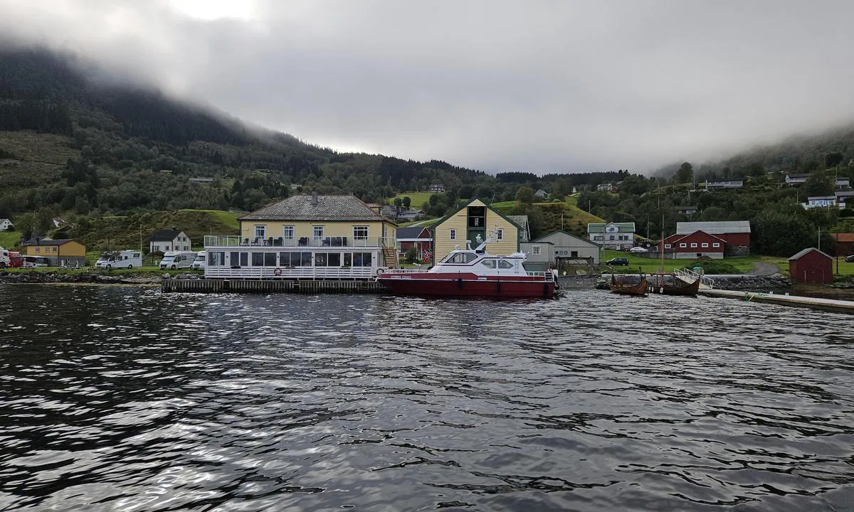 {"base": "no", "no": "Dampen i Davik sett fra sj\u00f8en.", "se": "D\u00e4mpen i Davik sedd fr\u00e5n sj\u00f6n.", "en": "View of the Davik Steam from the sea.", "da": "Dampen i Davik set fra s\u00f8en."}