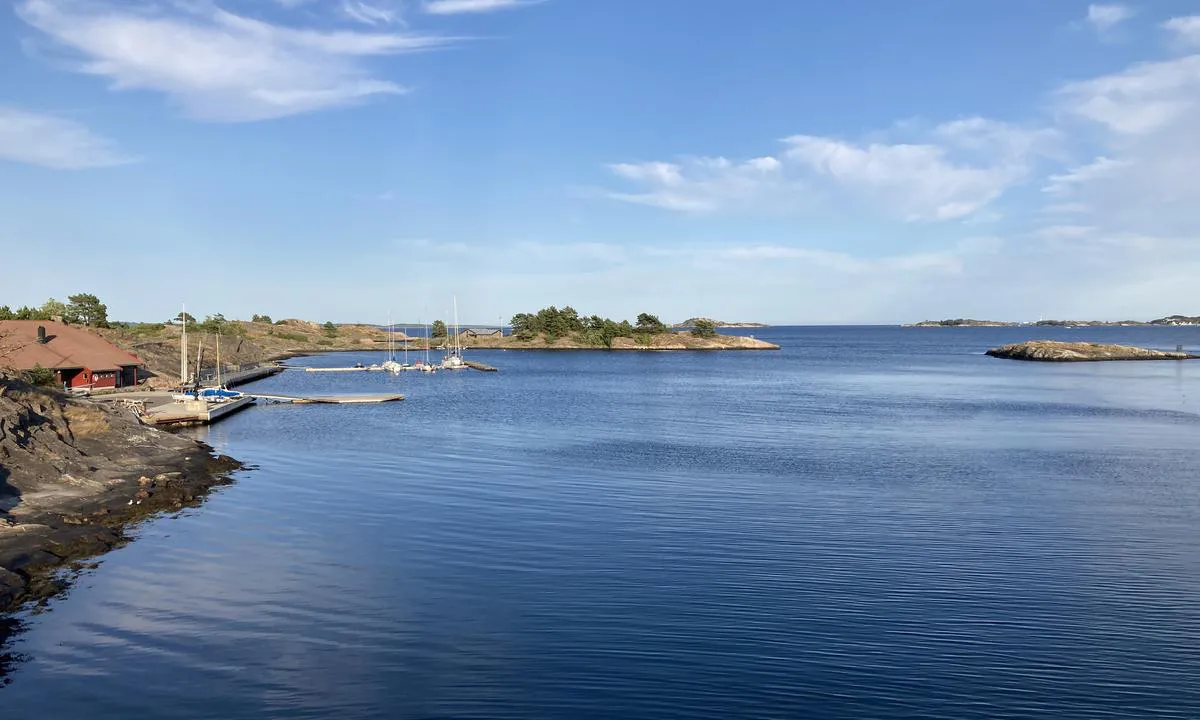 Bredalsholmen og Daudmannsholmen sett fra vest.