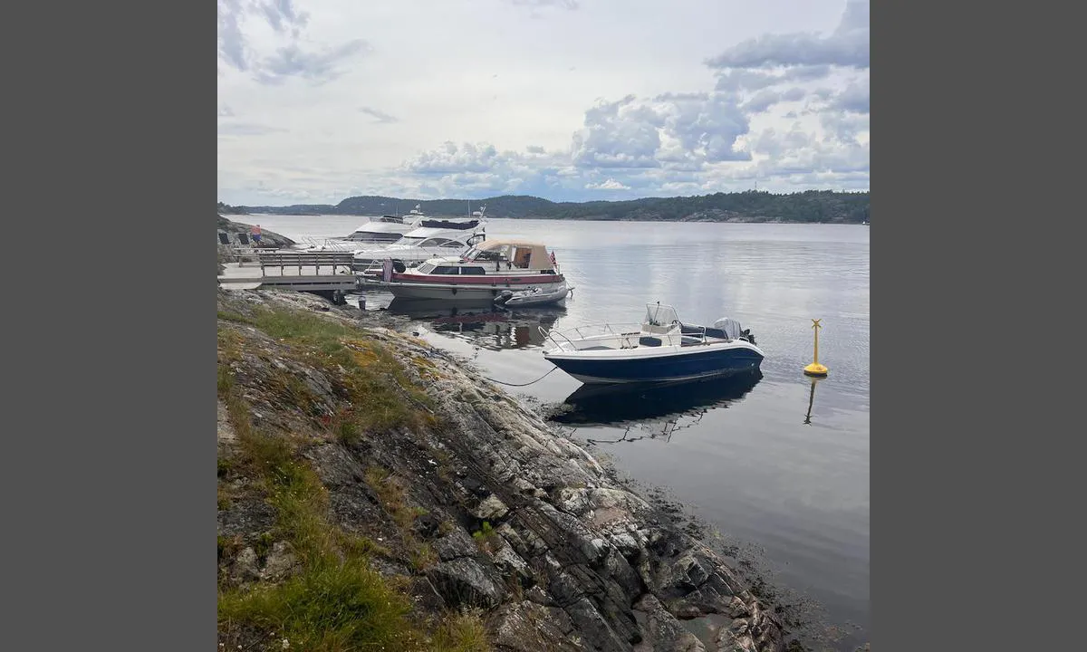 Daumannsbukta: {"base": "no", "no": "Bilde tatt mor s\u00f8r s\u00f8rvest", "se": "Bild tagen mot syd sydv\u00e4st", "en": "Photo taken towards south-southwest", "da": "Billede taget mod syd-sydvest"}