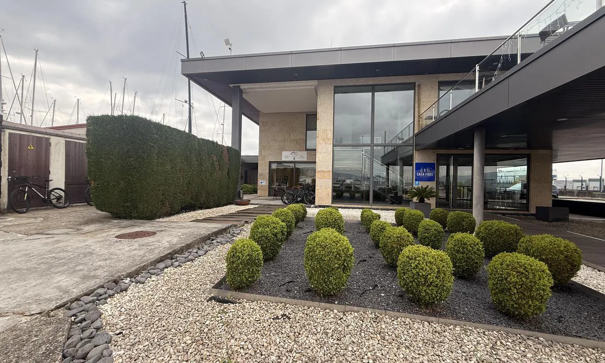 Davila Sport Marina: {"base": "no", "no": "Havnekontor med dusj og toslett", "se": "Hamnkontor med dusch och toalett", "en": "Harbor office with shower and toilet", "da": "Havnekontor med bruser og toilet", "fr": "Bureau du port avec douche et toilettes", "de": "Hafenb\u00fcro mit Dusche und Toilette", "es": "Oficina del puerto con ducha y aseos", "it": "Ufficio portuale con doccia e toilette", "pt": "Escrit\u00f3rio do porto com chuveiro e sanit\u00e1rio", "nl": "Havenkantoor met douche en toilet", "pl": "Biuro portowe z prysznicem i toalet\u0105", "uk": "\u041e\u0444\u0456\u0441 \u0433\u0430\u0432\u0430\u043d\u0456 \u0437 \u0434\u0443\u0448\u0435\u043c \u0456 \u0442\u0443\u0430\u043b\u0435\u0442\u043e\u043c", "ro": "Biroul portuar cu du\u0219 \u0219i toalet\u0103", "tr": "Liman ofisi du\u015f ve tuvalet ile birlikte", "el": "\u039b\u03b9\u03bc\u03b5\u03bd\u03b9\u03ba\u03cc \u03b3\u03c1\u03b1\u03c6\u03b5\u03af\u03bf \u03bc\u03b5 \u03bd\u03c4\u03bf\u03c5\u03c2 \u03ba\u03b1\u03b9 \u03c4\u03bf\u03c5\u03b1\u03bb\u03ad\u03c4\u03b5\u03c2", "cs": "P\u0159\u00edstavn\u00ed \u00fa\u0159ad s sprchou a toaletami", "hu": "Kik\u00f6t\u0151i iroda zuhanyz\u00f3val \u00e9s WC-vel", "fi": "Sataman toimisto, jossa on suihku ja WC", "bg": "\u041f\u0440\u0438\u0441\u0442\u0430\u043d\u0438\u0449\u0435\u043d \u043e\u0444\u0438\u0441 \u0441 \u0434\u0443\u0448 \u0438 \u0442\u043e\u0430\u043b\u0435\u0442\u043d\u0430", "sr": "\u041b\u0443\u043a\u0430 \u043a\u0430\u043d\u0446\u0435\u043b\u0430\u0440\u0438\u0458\u0430 \u0441\u0430 \u0442\u0443\u0448\u0435\u043c \u0438 \u0442\u043e\u0430\u043b\u0435\u0442\u043e\u043c", "et": "<i>Sadamab\u00fcroo koos du\u0161i ja tualetiga</i>", "lv": "Ostas birojs ar du\u0161u un tualeti", "lt": "Uosto biuras su du\u0161ais ir tualetais"}