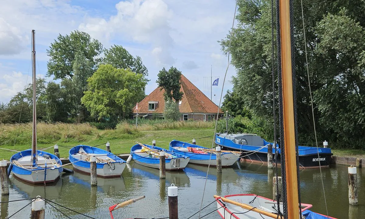 {"base": "en", "no": "Speiderb\u00e5ter", "se": "Scoutb\u00e5tar", "en": "Scouting boats", "da": "Spejderb\u00e5de", "fr": "Bateaux \u00e9claireurs", "de": "Erkundungsboote", "es": "Barcos de exploraci\u00f3n", "it": "Barche da ricognizione", "pt": "Barcos de patrulha", "nl": "Verkenningsboten", "pl": "\u0141odzie zwiadowcze", "uk": "\u0420\u043e\u0437\u0432\u0456\u0434\u0443\u0432\u0430\u043b\u044c\u043d\u0456 \u0447\u043e\u0432\u043d\u0438", "ro": "B\u0103rci de cercetare", "tr": "Ke\u015fif tekneleri", "el": "\u03a3\u03ba\u03ac\u03c6\u03b7 \u03b1\u03bd\u03af\u03c7\u03bd\u03b5\u03c5\u03c3\u03b7\u03c2", "cs": "Pr\u016fzkumn\u00e9 lod\u011b", "hu": "<i>Felder\u00edt\u0151 haj\u00f3k</i>", "fi": "Partioveneet", "bg": "\u041f\u0440\u043e\u0443\u0447\u0432\u0430\u0442\u0435\u043b\u043d\u0438 \u043b\u043e\u0434\u043a\u0438", "sr": "Izvi\u0111a\u010dki \u010damci", "et": "Luures\u00f5idukid", "lv": "Izl\u016bku laivas", "lt": "\u017dvalgybiniai laivai"}