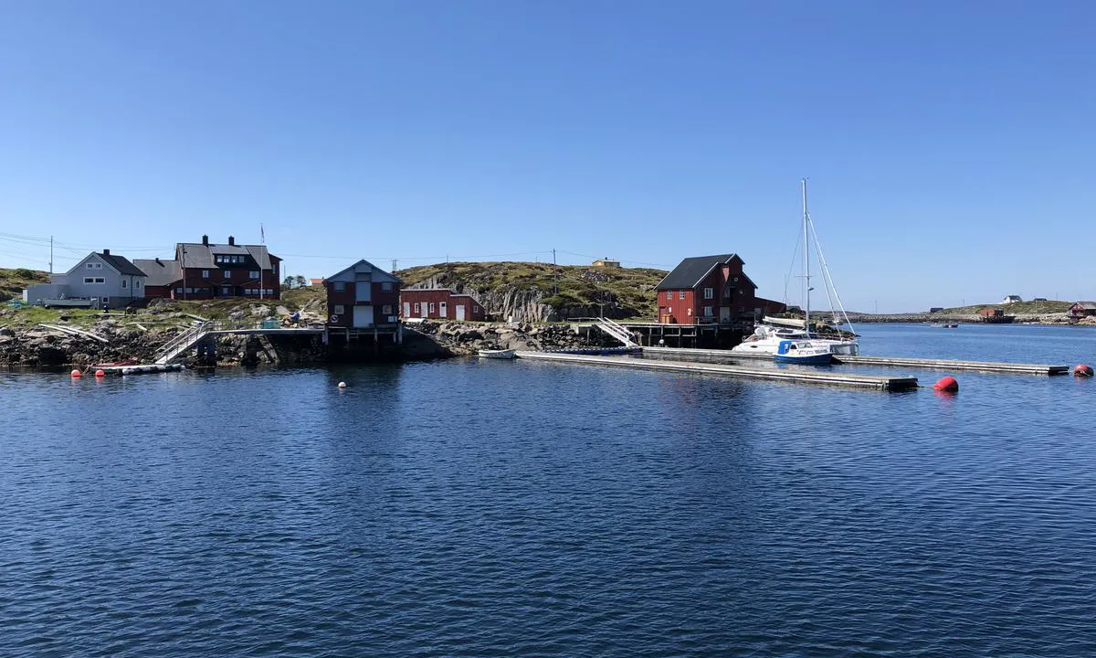 {"base": "no", "no": "Utenfor \u00abDen Muntre Matros\u00bb p\u00e5 Mausund finner du to store flytebrygger med plass til gjester.", "se": "Utanf\u00f6r \u00abDen Glada Matrosen\u00bb p\u00e5 Mausund hittar du tv\u00e5 stora flytbryggor med plats f\u00f6r g\u00e4ster.", "en": "Outside 'The Merry Sailor' in Mausund, you will find two large floating docks with space for guests.", "da": "Udenfor \u00abDen Munter Matros\u00bb p\u00e5 Mausund finder du to store flydebroer med plads til g\u00e6ster."}