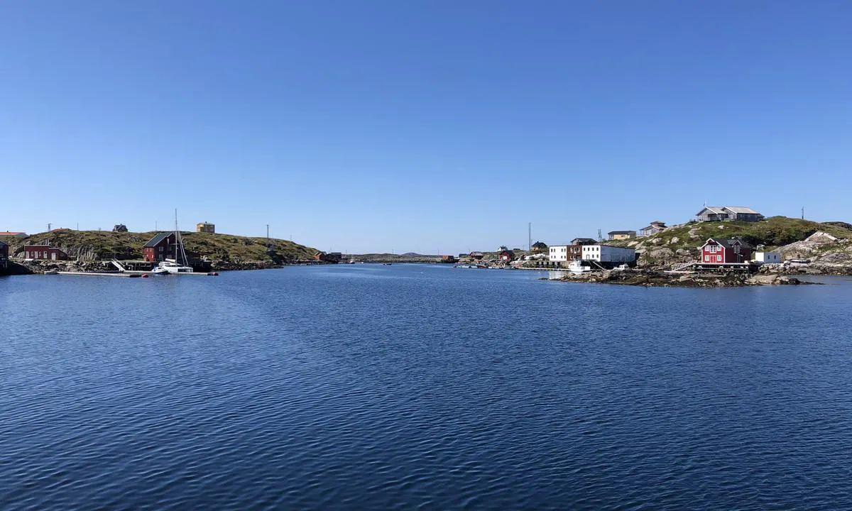 Innseilingen mot «Den Muntre Matros». Gjestebryggene er til venstre i bildet, der det ligger en katamaran fortøyd.