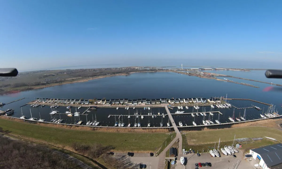Jachthaven Marina Den Oever: {"base": "en", "no": "Havnen ligger i n\u00e6rheten av slusen, p\u00e5 h\u00f8yre side av bildet ser du inngangen. Havnen ligger p\u00e5 IJsselmeer-siden med ferskvann og uten tidevann. P\u00e5 den andre siden av slusen er det grunne Vadehavet med sine vade\u00f8yer. Havnen har alle fasiliteter. Det er v\u00e5r hjemmehavn (Wayana) som vi reiser fra hvert \u00e5r til Norge. P\u00e5 venstre side n\u00e6r dika ser du b\u00e5ten v\u00e5r (den lengst til venstre).", "se": "Hamnen ligger n\u00e4ra sj\u00f6slussen, p\u00e5 h\u00f6ger sida av bilden ser du ing\u00e5ngen. Hamnen ligger p\u00e5 IJsselmeer-sidan, som \u00e4r s\u00f6tvatten och har inga tidvatten. P\u00e5 andra sidan sj\u00f6slussen ligger den grunda Vadehavet, med dess vadd\u00f6ar. Hamnen har alla faciliteter. Det \u00e4r v\u00e5r hemmahamn (Wayana) fr\u00e5n vilken vi l\u00e4mnar varje \u00e5r till Norge. P\u00e5 v\u00e4nster sida n\u00e4ra vallen ser du v\u00e5r b\u00e5t (den mest v\u00e4nstra).", "en": "The harbour is close to the sea lock, at the right side of the picture you see the entrance. The harbour is on the IJsselmeer side freshiw ater and no tides. The other side of the sea lock is the shallow Wadden sea, with its wadden isles. The harbour has all facilities. It is our home harbour (Wayana) from which we leave every year to Norway. At the left side close to the digue you  see our boat (most left one).", "da": "Havnen er t\u00e6t p\u00e5 havneslusen, p\u00e5 h\u00f8jre side af billedet ser du indsejlingen. Havnen befinder sig p\u00e5 IJsselmeer-siden med ferskvand og ingen tidevand. Den anden side af havneslusen er det lavvandede Vadehav, med sine vade\u00f8er. Havnen har alle faciliteter. Det er vores hjemmehavn (Wayana), som vi hver \u00e5r sejler ud fra til Norge. P\u00e5 venstre side t\u00e6t p\u00e5 diget ser du vores b\u00e5d (den yderst til venstre).", "fr": "Le port est proche de l'\u00e9cluse maritime, \u00e0 droite de l'image vous voyez l'entr\u00e9e. Le port est situ\u00e9 sur le c\u00f4t\u00e9 IJsselmeer, eau douce et sans mar\u00e9es. De l'autre c\u00f4t\u00e9 de l'\u00e9cluse se trouve la mer des Wadden peu profonde, avec ses \u00eeles Wadden. Le port dispose de toutes les installations. C'est notre port d'attache (Wayana) d'o\u00f9 nous partons chaque ann\u00e9e pour la Norv\u00e8ge. \u00c0 gauche, pr\u00e8s de la digue, vous voyez notre bateau (le plus \u00e0 gauche).", "de": "Der Hafen liegt nahe der Schleuse, auf der rechten Seite des Bildes sehen Sie den Eingang. Der Hafen befindet sich auf der IJsselmeer-Seite mit S\u00fc\u00dfwasser und ohne Gezeiten. Auf der anderen Seite der Schleuse befindet sich das flache Wattenmeer mit seinen Watteninseln. Der Hafen bietet alle Einrichtungen. Es ist unser Heimathafen (Wayana), von dem aus wir jedes Jahr nach Norwegen aufbrechen. Auf der linken Seite, nahe am Deich, sehen Sie unser Boot (das linkeste).", "es": "El puerto est\u00e1 cerca de la esclusa, en el lado derecho de la imagen se ve la entrada. El puerto est\u00e1 en el lado del IJsselmeer, con agua dulce y sin mareas. En el otro lado de la esclusa est\u00e1 el mar de Wadden, que es poco profundo, con sus islas de Wadden. El puerto cuenta con todas las instalaciones. Es nuestro puerto base (Wayana) desde el cual partimos cada a\u00f1o hacia Noruega. En el lado izquierdo cerca del dique, se ve nuestro barco (el m\u00e1s a la izquierda).", "it": "Il porto \u00e8 vicino alla chiusa marina, sul lato destro dell'immagine si vede l'ingresso. Il porto \u00e8 sul lato dell'IJsselmeer, con acque dolci e senza maree. L'altro lato della chiusa marina \u00e8 il poco profondo mare del Wadden, con le sue isole Wadden. Il porto \u00e8 dotato di tutte le strutture. \u00c8 il nostro porto di casa (Wayana) da cui partiamo ogni anno per la Norvegia. Sul lato sinistro, vicino alla diga, si vede la nostra barca (la pi\u00f9 a sinistra).", "pt": "O porto est\u00e1 perto da eclusa mar\u00edtima, no lado direito da imagem voc\u00ea v\u00ea a entrada. O porto est\u00e1 do lado do IJsselmeer, \u00e1guas doces e sem mar\u00e9s. Do outro lado da eclusa mar\u00edtima est\u00e1 o raso mar de Wadden, com suas ilhas Wadden. O porto possui todas as facilidades. \u00c9 nosso porto base (Wayana) de onde partimos todos os anos para a Noruega. No lado esquerdo, perto do dique, voc\u00ea v\u00ea nosso barco (o mais \u00e0 esquerda).", "nl": "De haven ligt dicht bij de zeesluis, aan de rechterkant van de foto zie je de ingang. De haven ligt aan de IJsselmeerzijde, met zoet water en geen getijden. Aan de andere kant van de zeesluis ligt de ondiepe Waddenzee, met zijn Waddeneilanden. De haven heeft alle faciliteiten. Het is onze thuishaven (Wayana) van waaruit we elk jaar naar Noorwegen vertrekken. Aan de linkerkant dicht bij de dijk zie je onze boot (de meest linker).", "pl": "Port znajduje si\u0119 blisko \u015bluzy morskiej, po prawej stronie zdj\u0119cia wida\u0107 wej\u015bcie. Port le\u017cy po stronie IJsselmeer, gdzie jest s\u0142odka woda i nie ma przyp\u0142yw\u00f3w. Po drugiej stronie \u015bluzy znajduje si\u0119 p\u0142ytkie Morze Wattowe z jego wyspami wattowymi. Port jest w pe\u0142ni wyposa\u017cony. Jest to nasz port macierzysty (Wayana), z kt\u00f3rego co roku wyp\u0142ywamy do Norwegii. Po lewej stronie blisko wa\u0142u wida\u0107 nasz\u0105 \u0142\u00f3d\u017a (najbardziej po lewej).", "uk": "\u0413\u0430\u0432\u0430\u043d\u044c \u0440\u043e\u0437\u0442\u0430\u0448\u043e\u0432\u0430\u043d\u0430 \u043f\u043e\u0440\u0443\u0447 \u0456\u0437 \u043c\u043e\u0440\u0441\u044c\u043a\u0438\u043c \u0448\u043b\u044e\u0437\u043e\u043c, \u043d\u0430 \u043f\u0440\u0430\u0432\u0456\u0439 \u0441\u0442\u043e\u0440\u043e\u043d\u0456 \u0437\u043e\u0431\u0440\u0430\u0436\u0435\u043d\u043d\u044f \u0432\u0438\u0434\u043d\u043e \u0432\u0445\u0456\u0434. \u0413\u0430\u0432\u0430\u043d\u044c \u0437\u043d\u0430\u0445\u043e\u0434\u0438\u0442\u044c\u0441\u044f \u043d\u0430 \u0441\u0442\u043e\u0440\u043e\u043d\u0456 \u0415\u0439\u0441\u0441\u0435\u043b\u043c\u0435\u0435\u0440\u0443, \u0434\u0435 \u0432\u043e\u0434\u0430 \u043f\u0440\u0456\u0441\u043d\u0430 \u0456 \u043d\u0435\u043c\u0430\u0454 \u043f\u0440\u0438\u043f\u043b\u0438\u0432\u0456\u0432. \u0417 \u0456\u043d\u0448\u043e\u0433\u043e \u0431\u043e\u043a\u0443 \u043c\u043e\u0440\u0441\u044c\u043a\u043e\u0433\u043e \u0448\u043b\u044e\u0437\u0443 \u0437\u043d\u0430\u0445\u043e\u0434\u0438\u0442\u044c\u0441\u044f \u043c\u0456\u043b\u043a\u043e \u0432 \u0412\u0430\u0434\u0434\u0435\u043d\u0441\u044c\u043a\u0435 \u043c\u043e\u0440\u0435 \u0437 \u0439\u043e\u0433\u043e \u0432\u0430\u0434\u0430\u043c\u0438. \u0423 \u0433\u0430\u0432\u0430\u043d\u0456 \u0454 \u0432\u0441\u0456 \u0437\u0440\u0443\u0447\u043d\u043e\u0441\u0442\u0456. \u0426\u0435 \u043d\u0430\u0448\u0430 \u0434\u043e\u043c\u0430\u0448\u043d\u044f \u0433\u0430\u0432\u0430\u043d\u044c (Wayana), \u0437 \u044f\u043a\u043e\u0457 \u043c\u0438 \u0449\u043e\u0440\u043e\u043a\u0443 \u0432\u0438\u0440\u0443\u0448\u0430\u0454\u043c\u043e \u0434\u043e \u041d\u043e\u0440\u0432\u0435\u0433\u0456\u0457. \u041b\u0456\u0432\u043e\u0440\u0443\u0447 \u0431\u0456\u043b\u044f \u0434\u0430\u043c\u0431\u0438 \u0432\u0438 \u0431\u0430\u0447\u0438\u0442\u0435 \u043d\u0430\u0448 \u0447\u043e\u0432\u0435\u043d (\u043d\u0430\u0439\u043b\u0456\u0432\u0456\u0448\u0438\u0439).", "ro": "Portul este aproape de ecluz\u0103, \u00een partea dreapt\u0103 a imaginii vede\u021bi intrarea. Portul se afl\u0103 pe partea IJsselmeer, ap\u0103 dulce \u0219i f\u0103r\u0103 maree. Cealalt\u0103 parte a ecluzei este marea de mic\u0103 ad\u00e2ncime Wadden, cu insulele sale Wadden. Portul are toate facilit\u0103\u021bile. Este portul nostru de origine (Wayana) de unde plec\u0103m \u00een fiecare an \u00een Norvegia. \u00cen partea st\u00e2ng\u0103, aproape de dig, se vede barca noastr\u0103 (cea mai din st\u00e2nga).", "tr": "Liman deniz kilidine yak\u0131nd\u0131r, resmin sa\u011f taraf\u0131nda giri\u015fi g\u00f6r\u00fcyorsunuz. Liman IJsselmeer taraf\u0131nda, tatl\u0131 su ve gelgit yok. Deniz kilidinin di\u011fer taraf\u0131, s\u0131\u011f Wadden denizi ve onun Wadden adalar\u0131 bulunmaktad\u0131r. Liman t\u00fcm olanaklara sahiptir. Buras\u0131 her y\u0131l Norve\u00e7'e gitmek i\u00e7in yola \u00e7\u0131kt\u0131\u011f\u0131m\u0131z ev liman\u0131m\u0131zd\u0131r (Wayana). Sol tarafta, dike yak\u0131n\u0131nda, teknemizi (en soldaki) g\u00f6r\u00fcyorsunuz.", "el": "\u03a4\u03bf \u03bb\u03b9\u03bc\u03ac\u03bd\u03b9 \u03b2\u03c1\u03af\u03c3\u03ba\u03b5\u03c4\u03b1\u03b9 \u03ba\u03bf\u03bd\u03c4\u03ac \u03c3\u03c4\u03b7\u03bd \u03b8\u03b1\u03bb\u03ac\u03c3\u03c3\u03b9\u03b1 \u03c0\u03cd\u03bb\u03b7, \u03c3\u03c4\u03b7 \u03b4\u03b5\u03be\u03b9\u03ac \u03c0\u03bb\u03b5\u03c5\u03c1\u03ac \u03c4\u03b7\u03c2 \u03b5\u03b9\u03ba\u03cc\u03bd\u03b1\u03c2 \u03b2\u03bb\u03ad\u03c0\u03b5\u03c4\u03b5 \u03c4\u03b7\u03bd \u03b5\u03af\u03c3\u03bf\u03b4\u03bf. \u03a4\u03bf \u03bb\u03b9\u03bc\u03ac\u03bd\u03b9 \u03b2\u03c1\u03af\u03c3\u03ba\u03b5\u03c4\u03b1\u03b9 \u03c3\u03c4\u03b7\u03bd \u03c0\u03bb\u03b5\u03c5\u03c1\u03ac \u03c4\u03bf\u03c5 \u038a\u03c3\u03b5\u03bb\u03bc\u03b5\u03c1 \u03bc\u03b5 \u03b3\u03bb\u03c5\u03ba\u03cc \u03bd\u03b5\u03c1\u03cc \u03ba\u03b1\u03b9 \u03c7\u03c9\u03c1\u03af\u03c2 \u03c0\u03b1\u03bb\u03af\u03c1\u03c1\u03bf\u03b9\u03b5\u03c2. \u0397 \u03ac\u03bb\u03bb\u03b7 \u03c0\u03bb\u03b5\u03c5\u03c1\u03ac \u03c4\u03b7\u03c2 \u03b8\u03b1\u03bb\u03ac\u03c3\u03c3\u03b9\u03b1\u03c2 \u03c0\u03cd\u03bb\u03b7\u03c2 \u03b5\u03af\u03bd\u03b1\u03b9 \u03b7 \u03c1\u03b7\u03c7\u03ae \u03b8\u03ac\u03bb\u03b1\u03c3\u03c3\u03b1 \u03c4\u03bf\u03c5 \u0392\u03ac\u03b4\u03b5\u03bd, \u03bc\u03b5 \u03c4\u03b1 \u03bd\u03b7\u03c3\u03b9\u03ac \u03c4\u03bf\u03c5 \u0392\u03ac\u03b4\u03b5\u03bd. \u03a4\u03bf \u03bb\u03b9\u03bc\u03ac\u03bd\u03b9 \u03ad\u03c7\u03b5\u03b9 \u03cc\u03bb\u03b5\u03c2 \u03c4\u03b9\u03c2 \u03b5\u03b3\u03ba\u03b1\u03c4\u03b1\u03c3\u03c4\u03ac\u03c3\u03b5\u03b9\u03c2. \u0395\u03af\u03bd\u03b1\u03b9 \u03c4\u03bf \u03bb\u03b9\u03bc\u03ac\u03bd\u03b9 \u03bc\u03b1\u03c2 \u03b1\u03c0\u03cc \u03c4\u03bf \u03bf\u03c0\u03bf\u03af\u03bf \u03b1\u03bd\u03b1\u03c7\u03c9\u03c1\u03bf\u03cd\u03bc\u03b5 \u03ba\u03ac\u03b8\u03b5 \u03c7\u03c1\u03cc\u03bd\u03bf \u03b3\u03b9\u03b1 \u03c4\u03b7 \u039d\u03bf\u03c1\u03b2\u03b7\u03b3\u03af\u03b1. \u03a3\u03c4\u03b7\u03bd \u03b1\u03c1\u03b9\u03c3\u03c4\u03b5\u03c1\u03ae \u03c0\u03bb\u03b5\u03c5\u03c1\u03ac \u03ba\u03bf\u03bd\u03c4\u03ac \u03c3\u03c4\u03bf \u03b1\u03bd\u03ac\u03c7\u03c9\u03bc\u03b1 \u03b2\u03bb\u03ad\u03c0\u03b5\u03c4\u03b5 \u03c4\u03bf \u03c3\u03ba\u03ac\u03c6\u03bf\u03c2 \u03bc\u03b1\u03c2 (\u03c4\u03bf \u03c0\u03b9\u03bf \u03b1\u03c1\u03b9\u03c3\u03c4\u03b5\u03c1\u03cc).", "cs": "P\u0159\u00edstav se nach\u00e1z\u00ed bl\u00edzko mo\u0159sk\u00e9 propusti, na prav\u00e9 stran\u011b obr\u00e1zku vid\u00edte vchod. P\u0159\u00edstav se nach\u00e1z\u00ed na stran\u011b IJsselmeer s \u010derstvou vodou bez p\u0159\u00edlivu. Na druh\u00e9 stran\u011b mo\u0159sk\u00e9 propusti je m\u011blk\u00e9 Wadden see s jeho wadden ostrovy. P\u0159\u00edstav m\u00e1 ve\u0161ker\u00e9 vybaven\u00ed. Je to n\u00e1\u0161 dom\u00e1c\u00ed p\u0159\u00edstav (Wayana), ze kter\u00e9ho ka\u017edoro\u010dn\u011b odplouv\u00e1me do Norska. Na lev\u00e9 stran\u011b bl\u00edzko hr\u00e1ze vid\u00edte na\u0161i lo\u010f (nejv\u00edce vlevo).", "hu": "A kik\u00f6t\u0151 k\u00f6zel van a tengeri zsiliphez, a k\u00e9p jobb oldal\u00e1n l\u00e1that\u00f3 a bej\u00e1rat. A kik\u00f6t\u0151 az IJsselmeer oldal\u00e1n tal\u00e1lhat\u00f3, \u00e9desv\u00edz \u00e9s nincs \u00e1rap\u00e1ly. A tengeri zsilip m\u00e1sik oldal\u00e1n tal\u00e1lhat\u00f3 a sek\u00e9ly Wadden-tenger, wadden szigeteivel. A kik\u00f6t\u0151 minden l\u00e9tes\u00edtm\u00e9nnyel rendelkezik. Ez az otthoni kik\u00f6t\u0151nk (Wayana), ahonnan minden \u00e9vben Norv\u00e9gi\u00e1ba indulunk. A g\u00e1t bal oldal\u00e1n l\u00e1that\u00f3 a haj\u00f3nk (a legbal oldalon l\u00e9v\u0151).", "fi": "Satama on l\u00e4hell\u00e4 merisulkuportteja, kuvan oikealla puolella n\u00e4et sis\u00e4\u00e4nk\u00e4ynnin. Satama on IJsselmeer-puolella makean veden alueella eik\u00e4 siell\u00e4 ole vuorovesi\u00e4. Merisulkuporttien toisella puolella on matala Waddenmeri, jossa on Wadden-saaret. Satamassa on kaikki palvelut. T\u00e4m\u00e4 on kotisatamamme (Wayana), josta l\u00e4hdemme joka vuosi Norjaan. Vasemmalla puolella l\u00e4hell\u00e4 patoa n\u00e4et veneemme (vasemmanpuoleisin).", "bg": "\u041f\u0440\u0438\u0441\u0442\u0430\u043d\u0438\u0449\u0435\u0442\u043e \u0435 \u0431\u043b\u0438\u0437\u043e \u0434\u043e \u043c\u043e\u0440\u0441\u043a\u0438\u044f \u0448\u043b\u044e\u0437, \u043e\u0442 \u0434\u044f\u0441\u043d\u0430\u0442\u0430 \u0441\u0442\u0440\u0430\u043d\u0430 \u043d\u0430 \u043a\u0430\u0440\u0442\u0438\u043d\u0430\u0442\u0430 \u0441\u0435 \u0432\u0438\u0436\u0434\u0430 \u0432\u0445\u043e\u0434\u044a\u0442. \u041f\u0440\u0438\u0441\u0442\u0430\u043d\u0438\u0449\u0435\u0442\u043e \u0435 \u043d\u0430 \u0441\u0442\u0440\u0430\u043d\u0430\u0442\u0430 \u043d\u0430 IJsselmeer - \u0441\u043b\u0430\u0434\u043a\u0430 \u0432\u043e\u0434\u0430 \u0438 \u0431\u0435\u0437 \u043f\u0440\u0438\u043b\u0438\u0432\u0438. \u041e\u0442 \u0434\u0440\u0443\u0433\u0430\u0442\u0430 \u0441\u0442\u0440\u0430\u043d\u0430 \u043d\u0430 \u043c\u043e\u0440\u0441\u043a\u0438\u044f \u0448\u043b\u044e\u0437 \u0441\u0435 \u043d\u0430\u043c\u0438\u0440\u0430 \u043f\u043b\u0438\u0442\u043a\u043e\u0442\u043e \u043c\u043e\u0440\u0435 \u0412\u0430\u0434\u0435\u043d \u0441\u044a\u0441 \u0441\u0432\u043e\u0438\u0442\u0435 \u043e\u0441\u0442\u0440\u043e\u0432\u0438 \u0412\u0430\u0434\u0435\u043d. \u041f\u0440\u0438\u0441\u0442\u0430\u043d\u0438\u0449\u0435\u0442\u043e \u0440\u0430\u0437\u043f\u043e\u043b\u0430\u0433\u0430 \u0441 \u0432\u0441\u0438\u0447\u043a\u0438 \u0443\u0434\u043e\u0431\u0441\u0442\u0432\u0430. \u0422\u043e\u0432\u0430 \u0435 \u043d\u0430\u0448\u0435\u0442\u043e \u0434\u043e\u043c\u0430\u0448\u043d\u043e \u043f\u0440\u0438\u0441\u0442\u0430\u043d\u0438\u0449\u0435 (Wayana), \u043e\u0442 \u043a\u043e\u0435\u0442\u043e \u0432\u0441\u044f\u043a\u0430 \u0433\u043e\u0434\u0438\u043d\u0430 \u043e\u0442\u043f\u043b\u0430\u0432\u0430\u043c\u0435 \u0437\u0430 \u041d\u043e\u0440\u0432\u0435\u0433\u0438\u044f. \u041e\u0442 \u043b\u044f\u0432\u0430\u0442\u0430 \u0441\u0442\u0440\u0430\u043d\u0430, \u0431\u043b\u0438\u0437\u043e \u0434\u043e \u0434\u0438\u0433\u0430\u0442\u0430, \u0432\u0438\u0436\u0434\u0430\u0442\u0435 \u043d\u0430\u0448\u0430\u0442\u0430 \u043b\u043e\u0434\u043a\u0430 (\u043d\u0430\u0439-\u043b\u044f\u0432\u0430\u0442\u0430).", "sr": "Luka je blizu morske brave, s desne strane slike vidite ulaz. Luka se nalazi na Ijselmer strani sa slatkom vodom i bez plime. Druga strana morske brave je plitko Vadsko more, sa svojim vadskim ostrvima. Luka ima sve sadr\u017eaje. To je na\u0161a mati\u010dna luka (Wayana) iz koje svake godine polazimo za Norve\u0161ku. S leve strane blizu nasipa vidite na\u0161 brod (onaj krajnji levo).", "et": "Sadam asub mere l\u00fc\u00fcsile l\u00e4hedal, pildi paremal k\u00fcljel n\u00e4ete sissep\u00e4\u00e4su. Sadam asub IJsselmeeri k\u00fcljel, kus on magevesi ja puuduvad loodete m\u00f5jutused. L\u00fc\u00fcsist teisel pool asub madal Waddeni meri, kus on wadden saared. Sadamas on k\u00f5ik vajalikud rajatised. See on meie kodusadam (Wayana), kust me igal aastal Norrasse lahkume. Vasakul k\u00fcljel, tiigi l\u00e4hedal, n\u00e4ete meie paati (k\u00f5ige vasakpoolsemat).", "lv": "Osta atrodas net\u0101lu no j\u016bras sl\u016b\u017e\u0101m, att\u0113la labaj\u0101 pus\u0113 redzams ieeja. Osta atrodas IJsselmeer pus\u0113, kur ir sald\u016bdens un nav paisuma un b\u0113guma. Otra j\u016bras sl\u016b\u017eu puse ir sekl\u0101 V\u0101denes j\u016bra ar t\u0101s V\u0101denes sal\u0101m. Ost\u0101 ir visas \u0113rt\u012bbas. T\u0101 ir m\u016bsu m\u0101jas osta (Wayana), no kuras m\u0113s katru gadu dodamies uz Norv\u0113\u0123iju. Kreisie pus\u0113 iev\u0113rojami cie\u0161i pie dambja redzama m\u016bsu laiva (pati kreis\u0101k\u0101).", "lt": "Uostas yra arti j\u016br\u0173 u\u017erakto, de\u0161in\u0117je paveiksl\u0117lio pus\u0117je matote \u012f\u0117jim\u0105. Uostas yra prie IJsselmeer pus\u0117s g\u0117lo vandens ir n\u0117ra potvyni\u0173. Kitoje j\u016br\u0173 u\u017erakto pus\u0117je yra seklus Wadden j\u016bra su savo Wadden salomis. Uostas turi visas paslaugas. Tai m\u016bs\u0173 nam\u0173 uostas (Wayana) i\u0161 kurio kiekvienais metais i\u0161plaukiame \u012f Norvegij\u0105. Kair\u0117je pus\u0117je arti u\u017etvankos matote m\u016bs\u0173 valt\u012f (kra\u0161tin\u0117 kair\u0117je)."}