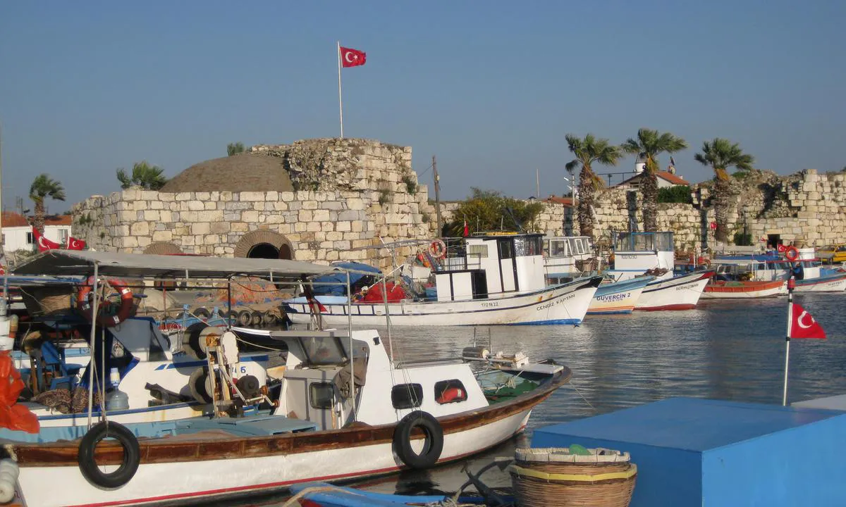Denis Marine: {"base": "no", "no": "Tyrkia og havnen Cigacik. Vi bes\u00f8kte denne havnen to ganger. Trivelig og sjarmerende omland.", "se": "Turkiet och hamnen \u00c7e\u015fme. Vi bes\u00f6kte denna hamn tv\u00e5 g\u00e5nger. Trevlig och charmig omgivning.", "en": "Turkey and the port of \u00c7e\u015fme. We visited this port twice. Pleasant and charming surroundings.", "da": "Tyrkiet og havnen \u00c7e\u015fme. Vi bes\u00f8gte denne havn to gange. Hyggeligt og charmerende opland."}