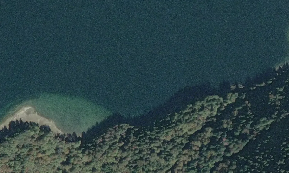 Flyfoto av Deserted Bay