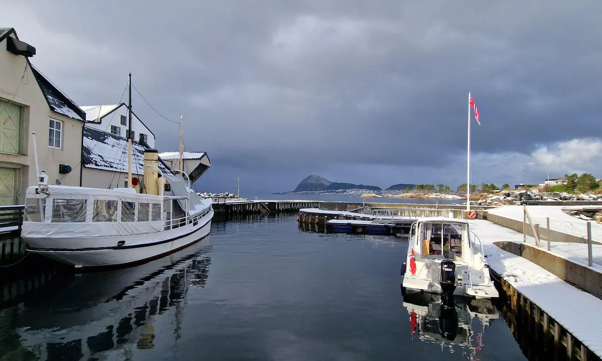 Devoldhavna: Februar 2023. Fortøyd ved høyvann.