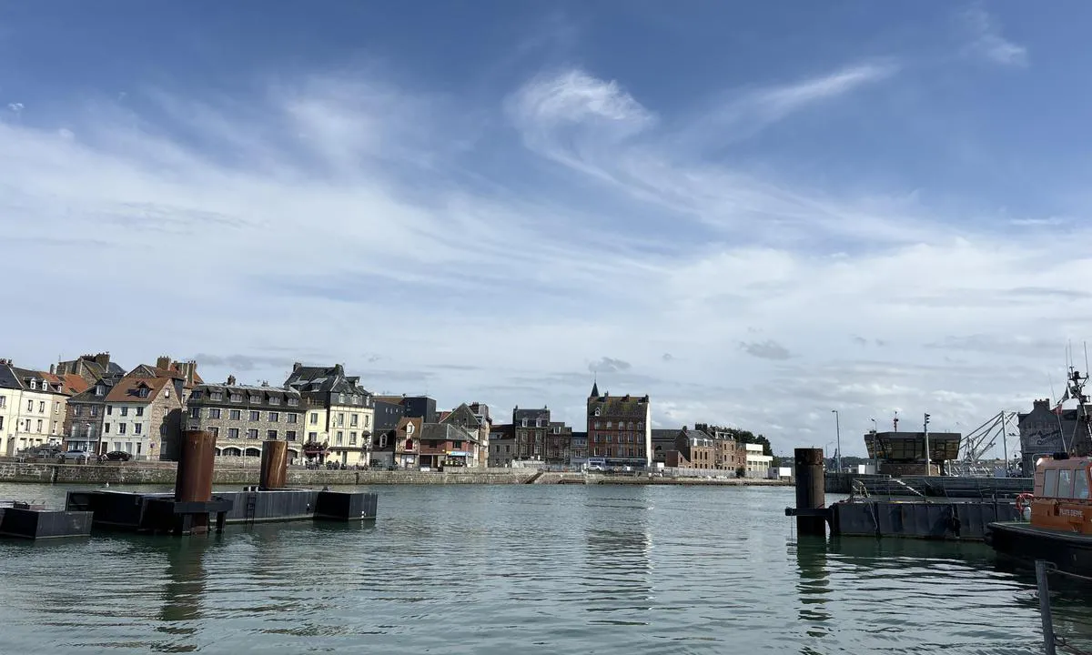 Dieppe: {"base": "en", "no": "T\u00e5rnet sett fra inngangen", "se": "Tornet sett fr\u00e5n ing\u00e5ngen", "en": "The tower seen from the entrance", "da": "T\u00e5rnet set fra indsejlingen"}