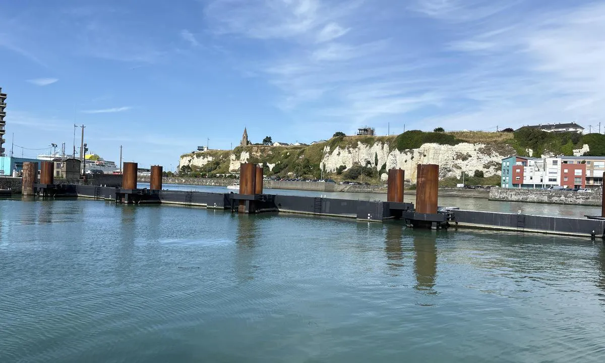 Dieppe: {"base": "en", "no": "Inngangen til marinaen sett fra innsiden", "se": "Inloppet till marinan sett fr\u00e5n insidan", "en": "The entrance of the marina seen from inside", "da": "Indsejlingen til marinaen set indefra"}