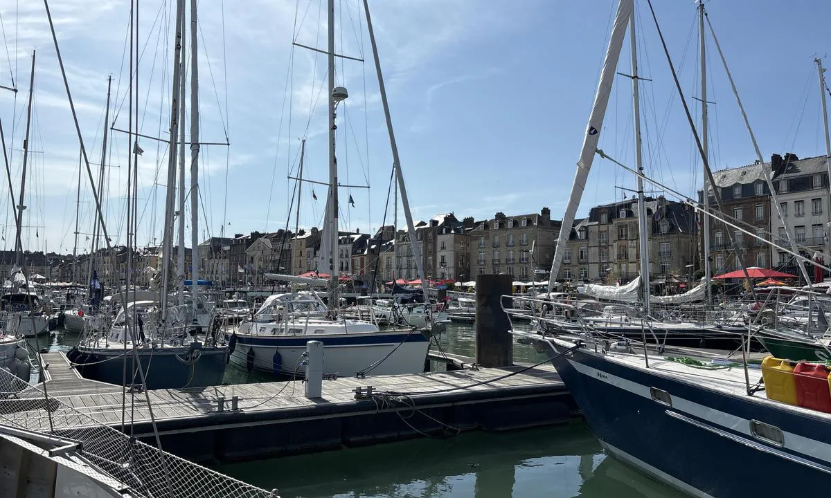 Dieppe: {"base": "en", "no": "Bryggen n\u00e6r inngangen.", "se": "Bryggan n\u00e4ra ing\u00e5ngen.", "en": "The jetty near the entrance.", "da": "Molen n\u00e6r indgangen."}