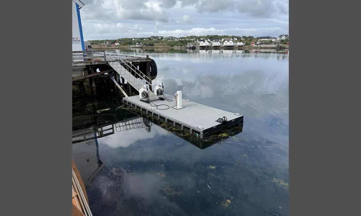 Diesel: Brønnøy Tank: {"base": "no", "no": "Nyere flytebrygge av komposittgitter med pullerter \u00e5 fort\u00f8ye i.", "se": "Nyare flytbrygga av kompositgaller med pollare att f\u00f6rt\u00f6ja i.", "en": "New floating dock made of composite grating with bollards to moor to.", "da": "Nyere flydebro af kompositgitter med pullerter at fort\u00f8je i.", "fr": "Nouvelle jet\u00e9e flottante en treillis composite avec des bittes d'amarrage.", "de": "Neuere Schwimmsteganlage aus Verbundgitter mit Pollern zum Festmachen.", "es": "Nuevo pantal\u00e1n flotante de rejilla compuesta con bolardos para amarrar.", "it": "Pontile galleggiante in griglia composita pi\u00f9 recente con bitte per l'ormeggio.", "pt": "Cais flutuante mais recente de gradeado de comp\u00f3sito com cabe\u00e7os de amarra\u00e7\u00e3o.", "nl": "Nieuwere drijvende steiger van composietrooster met bolders om aan vast te maken.", "pl": "Nowszy p\u0142ywaj\u0105cy pomost z kompozytow\u0105 krat\u0105 z polerami do cumowania.", "uk": "\u041d\u043e\u0432\u0430 \u043f\u043b\u0430\u0432\u0443\u0447\u0430 \u043f\u0440\u0438\u0441\u0442\u0430\u043d\u044c \u0437 \u043a\u043e\u043c\u043f\u043e\u0437\u0438\u0442\u043d\u043e\u0457 \u0441\u0456\u0442\u043a\u0438 \u0437 \u043a\u043d\u0435\u0445\u0442\u0430\u043c\u0438 \u0434\u043b\u044f \u0448\u0432\u0430\u0440\u0442\u0443\u0432\u0430\u043d\u043d\u044f.", "ro": "Ponton plutitor mai nou, realizat din grilaj compozit, echipat cu bollarduri pentru acostare.", "tr": "Kompozit \u0131zgaral\u0131 daha yeni bir y\u00fczer iskele ile ba\u011flama babalar\u0131.", "el": "\u039d\u03b5\u03cc\u03c4\u03b5\u03c1\u03b7 \u03c0\u03bb\u03c9\u03c4\u03ae \u03c0\u03c1\u03bf\u03b2\u03bb\u03ae\u03c4\u03b1 \u03b1\u03c0\u03cc \u03c3\u03cd\u03bd\u03b8\u03b5\u03c4\u03bf \u03c0\u03bb\u03ad\u03b3\u03bc\u03b1 \u03bc\u03b5 \u03ba\u03c1\u03b7\u03c0\u03b9\u03b4\u03cc\u03b4\u03b5\u03c3\u03bc\u03bf\u03c5\u03c2 \u03b3\u03b9\u03b1 \u03c0\u03c1\u03cc\u03c3\u03b4\u03b5\u03c3\u03b7.", "cs": "Nov\u011bj\u0161\u00ed plovouc\u00ed molo z kompozitn\u00ed m\u0159\u00ed\u017eky s vazn\u00fdmi sloupky.", "hu": "\u00dajabb kompozit r\u00e1csos \u00fasz\u00f3m\u00f3l\u00f3 kik\u00f6t\u0151bakokkal a kik\u00f6t\u00e9shez.", "fi": "Uudempi komposiittiruudusta valmistettu laituri, jossa on kiinnityspollarit.", "bg": "\u041d\u043e\u0432\u0430 \u043f\u043b\u0430\u0432\u0430\u0449\u0430 \u043f\u043b\u0430\u0442\u0444\u043e\u0440\u043c\u0430 \u043e\u0442 \u043a\u043e\u043c\u043f\u043e\u0437\u0438\u0442\u043d\u0430 \u0440\u0435\u0448\u0435\u0442\u043a\u0430 \u0441 \u043a\u043d\u0435\u0445\u0442\u043e\u0432\u0435 \u0437\u0430 \u0430\u043a\u043e\u0441\u0442\u0438\u0440\u0430\u043d\u0435.", "sr": "Novija plutaju\u0107a skela od kompozitne re\u0161etke sa bitvama za privezivanje.", "et": "Uuem komposiitv\u00f5re ujuvkai koos pollaritega kinnitumiseks.", "lv": "Jauns peldo\u0161ais pontons ar kompoz\u012btmateri\u0101lu re\u017e\u0123i un piest\u0101tnes stabiem.", "lt": "Naujesnis kompozitini\u0173 groteli\u0173 plaukiojantis pontonas su priri\u0161imo stulpais."}