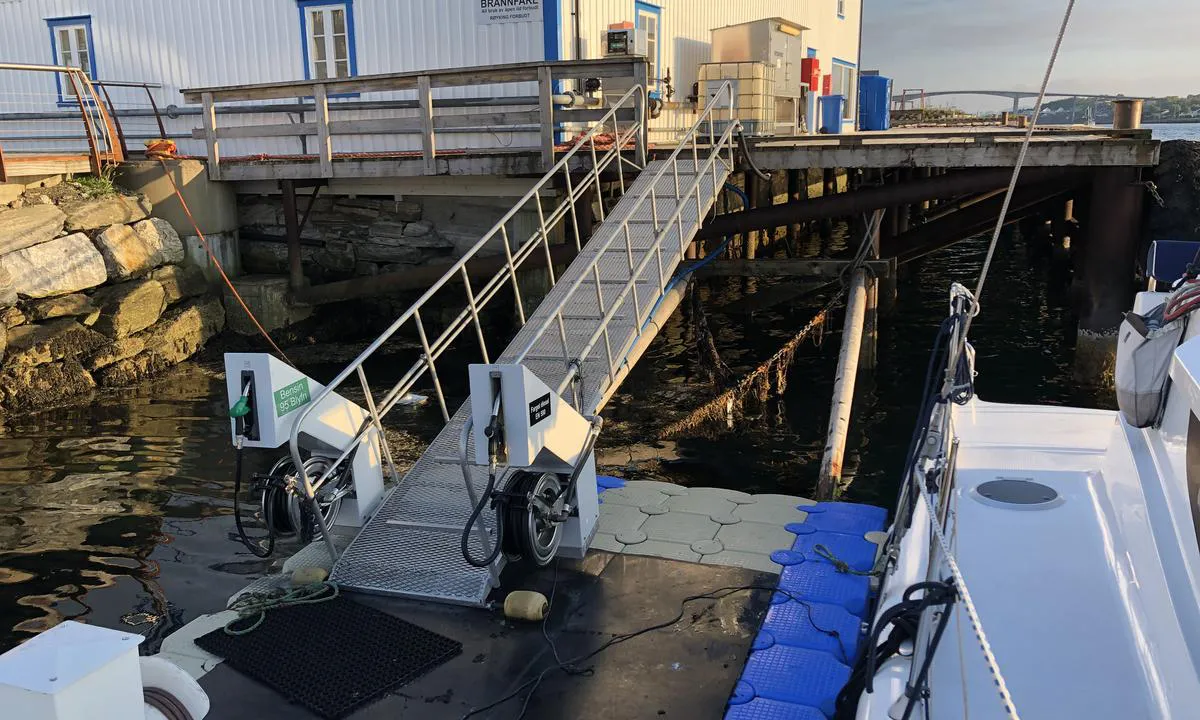 Diesel: Brønnøy Tank: {"base": "no", "no": "Diesel og bensinpumper hos Br\u00f8nn\u00f8y Tank.", "se": "Diesel- och bensinpumpar hos Br\u00f8nn\u00f8y Tank.", "en": "Diesel and gasoline pumps at Br\u00f8nn\u00f8y Tank.", "da": "Diesel og benzinpumper hos Br\u00f8nn\u00f8y Tank."}