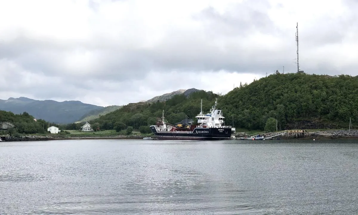 Diesel: Gutvikvågen: {"base": "no", "no": "Pumpene ligger bak bulkb\u00e5ten. Har du et bedre bilde? Last det gjerne opp :).", "se": "Pumparna ligger bakom bulkskeppet. Har du en b\u00e4ttre bild? Ladda g\u00e4rna upp den :).", "en": "The pumps are located behind the bulk carrier. Do you have a better picture? Feel free to upload it :).", "da": "Pumperne ligger bag bulkb\u00e5den. Har du et bedre billede? Upload det gerne :)."}
