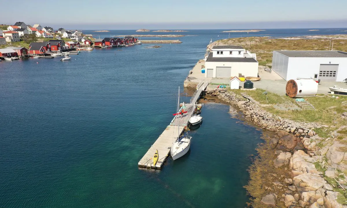 Diesel Sula: Man fyller fra denne flytebrygga som du får på babord side når du går inn i havna på Sula. Pistolene er montert innerst på brygga.