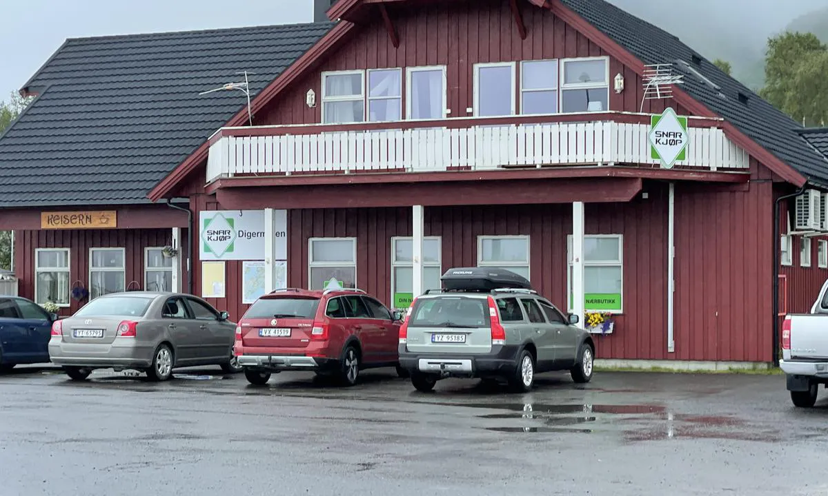 Digermulen: {"base": "no", "no": "30m til n\u00e6rbutikk, 50 til fergeleiet", "se": "30m till n\u00e4rbutik, 50 till f\u00e4rjel\u00e4get", "en": "30m to the nearby store, 50m to the ferry terminal", "da": "30m til n\u00e6rbutik, 50m til f\u00e6rgelejet"}