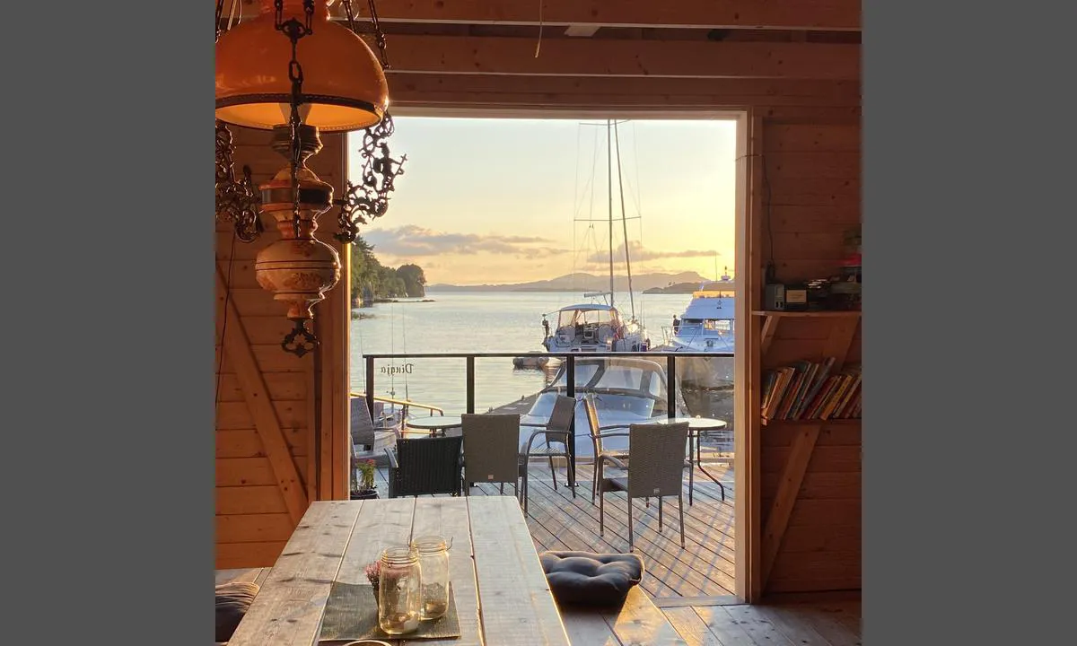 Dingja: {"base": "no", "no": "\u00c5pent naust.", "se": "\u00d6ppet b\u00e5thus.", "en": "Open boathouse.", "da": "\u00c5bent b\u00e5dhus."}