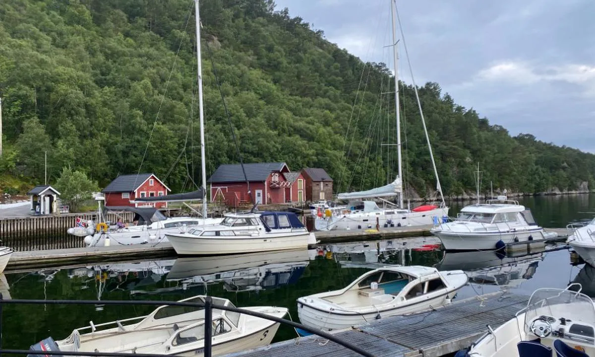 Dingja: {"base": "no", "no": "Fort\u00f8yning langsides og i b\u00e5ser", "se": "F\u00f6rt\u00f6jning l\u00e5ngsides och i b\u00e5tplatser", "en": "Mooring alongside and in berths", "da": "Fort\u00f8jning langs siden og i b\u00e5se"}