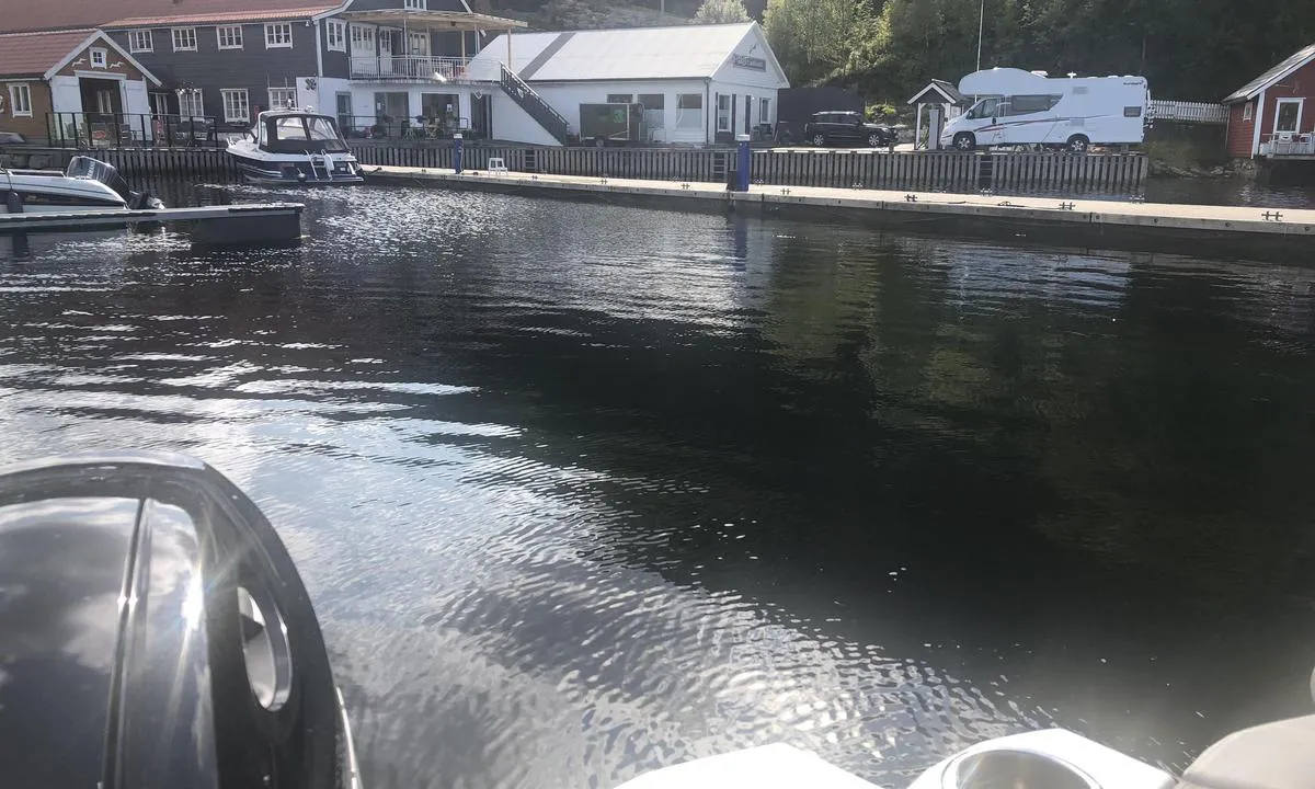 {"base": "no", "no": "Ligger i b\u00e5s i Dingja Gjestehavn. Sv\u00e6rt hyggelig betjening!", "se": "Ligger i b\u00e5s i Dingja G\u00e4sthamn. V\u00e4ldigt trevlig personal!", "en": "Docked in a berth at Dingja Guest Harbour. Extremely friendly staff!", "da": "Ligger i b\u00e5d i Dingja G\u00e6stehavn. Meget venlig betjening!"}