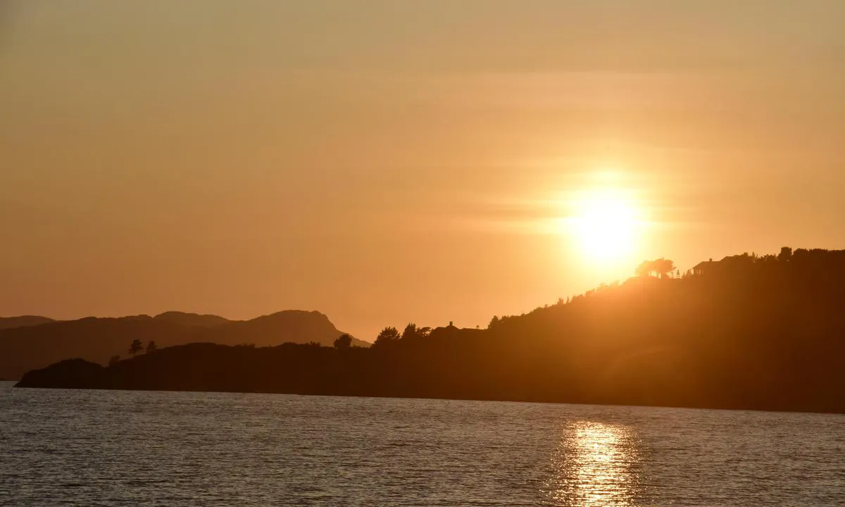 {"base": "no", "no": "Fine solnedgangar i Dingja", "se": "Fina solnedg\u00e5ngar i Dingja", "en": "Beautiful sunsets in Dingja", "da": "Fine solnedgange i Dingja"}