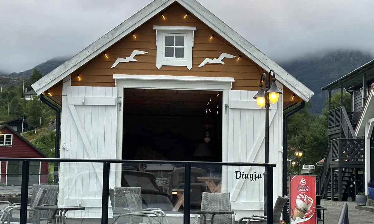Dingja: {"base": "no", "no": "Sosial samlingsplass p\u00e5 kaien i sj\u00f8buen.", "se": "Social samlingsplats p\u00e5 kajen i sj\u00f6boden.", "en": "Social gathering place on the quay in the boathouse.", "da": "Social samlingsplads p\u00e5 kajen i s\u00f8buen."}