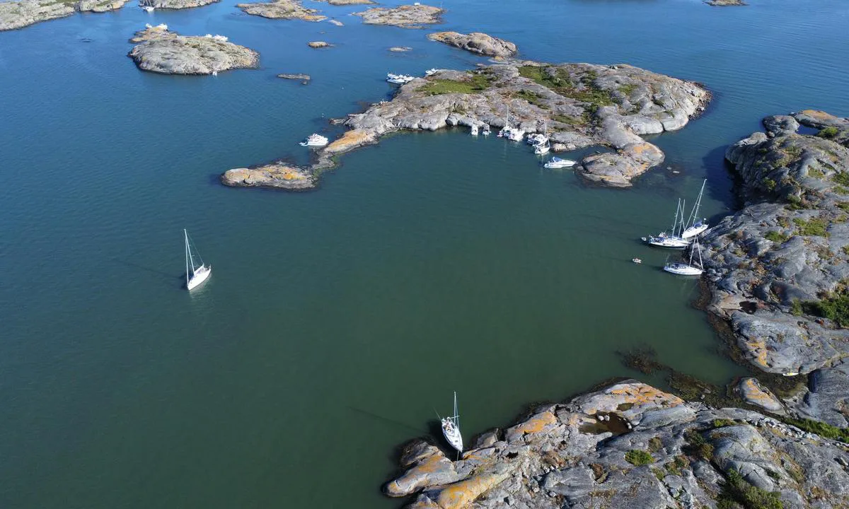 Djupsundsholmarna: {"base": "en", "no": "Ved Djupsholmarna innenfor Hyppeln kan du b\u00e5de ankre og fort\u00f8ye mot land.", "se": "Vid Djupsholmarna innanf\u00f6r Hyppeln kan du b\u00e5de ankra och f\u00f6rt\u00f6ja mot land.", "en": "At Djupsholmarna inside Hyppeln you can both anchor and moor towards land.", "da": "Ved Djupsholmarna inde ved Hyppeln kan du b\u00e5de ankere og fort\u00f8je mod land."}
