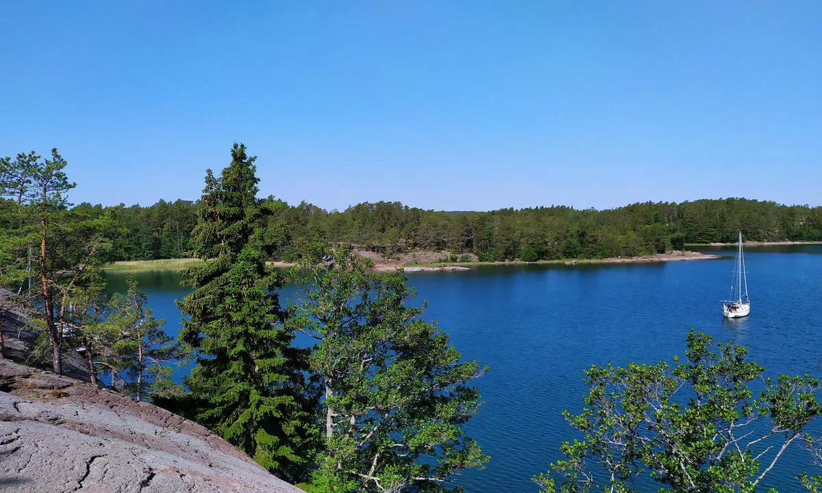 Djupviken - Geta: {"base": "en", "no": "Godt feste og beskyttelse, kanskje ikke fra nord", "se": "Bra f\u00e4ste och skydd, kanske inte fr\u00e5n norr", "en": "Good holding and protection, maybe not from North", "da": "Gode ankringsforhold og beskyttelse, m\u00e5ske ikke fra nord"}