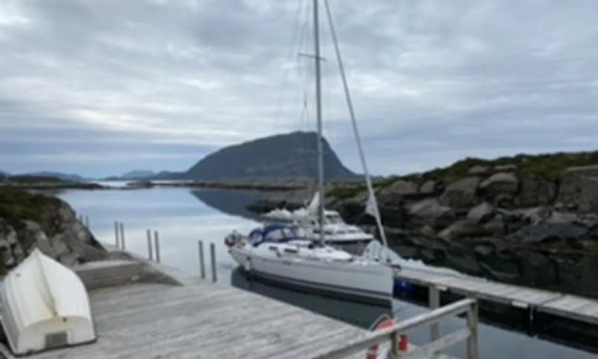 Domba på Hovden - Spongavågen: {"base": "no", "no": "Flor\u00f8 B\u00e5tforening, uthavn med grillhytte.", "se": "Flor\u00f8 B\u00e5tforening, naturhamn med grillhydda.", "en": "Flor\u00f8 Boat Association, natural harbor with barbecue hut.", "da": "Flor\u00f8 B\u00e5dforening, udhavn med grillhytte."}