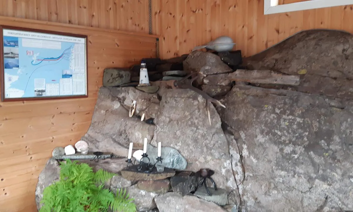 Domba på Hovden - Spongavågen: {"base": "no", "no": "Bildet viser innventar i hytta.", "se": "Bilden visar inredning i hytten.", "en": "The image shows the interior of the cabin.", "da": "Billedet viser inventar i hytten."}