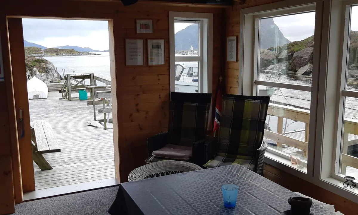 Domba på Hovden - Spongavågen: {"base": "no", "no": "Bildet viser innventar i hytta.", "se": "Bilden visar inredning i hytten.", "en": "The picture shows the interior of the cabin.", "da": "Billedet viser inventar i hytten."}