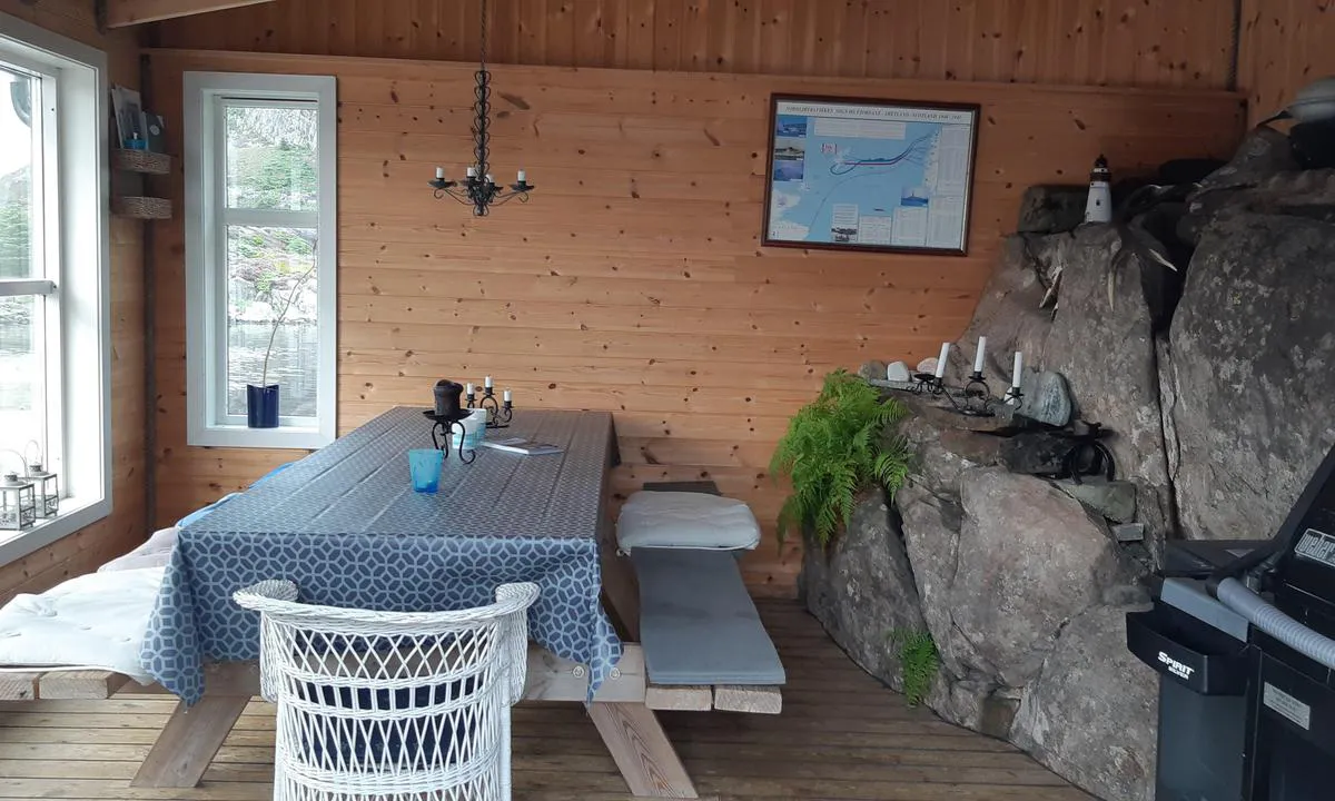 Domba på Hovden - Spongavågen: {"base": "no", "no": "Bildet viser innventar i hytta.", "se": "Bildet visar inredning i hytten.", "en": "The picture shows the interior of the cabin.", "da": "Billedet viser inventar i hytten."}