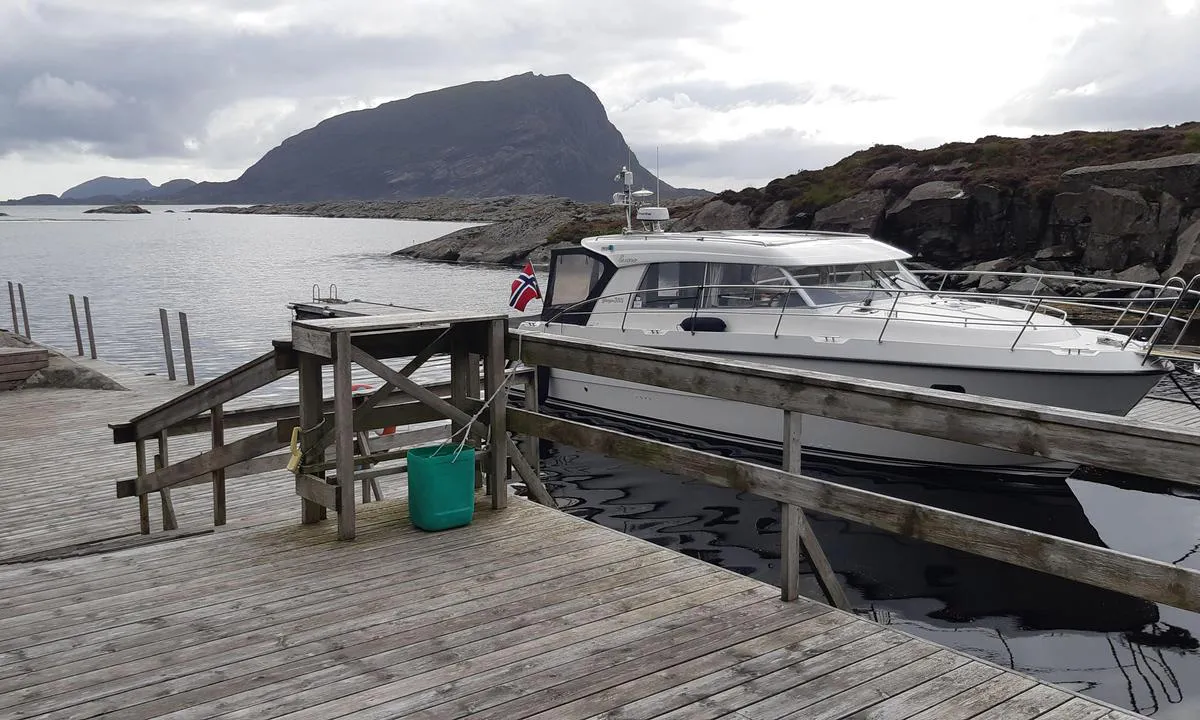 Domba på Hovden - Spongavågen: {"base": "no", "no": "Sl\u00f8yebenk.", "se": "Rensningsb\u00e4nk.", "en": "Fish cleaning table.", "da": "Sl\u00e6beb\u00e6nk."}