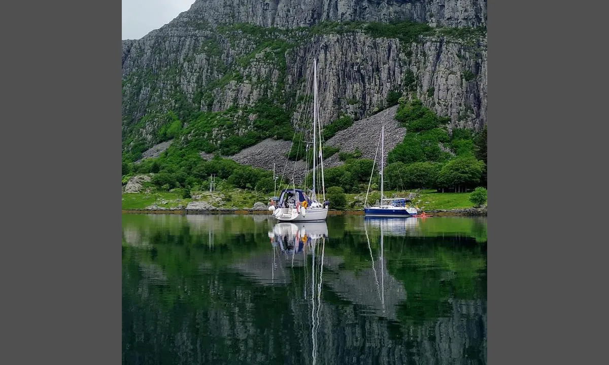 Domba på Hovden - Spongavågen: {"base": "no", "no": "Fantastisk lagune for ankring.  Innerste v\u00e5gen ligger godt beskyttet for v\u00e6r.  Mulig man kan f\u00e5 fallvind ut av fjellet p\u00e5 nordlig retning (?).  6-8 metersdybde, gj\u00f8rme/leire.  Opplevde store mengder sj\u00f8gress og stor tang fra midten og utover.  Bedre bunnforhold lenger inn.  Noen hytter i den ytterste V\u00e5gen, ei privat kai i den innerste ved ankringen.  Fint turterreng.", "se": "Fantastisk lagun f\u00f6r ankring. Innersta viken ligger v\u00e4l skyddad f\u00f6r v\u00e4der. M\u00f6jligen kan man f\u00e5 fallvind ur berget i nordlig riktning (?). 6-8 meters djup, gyttja/lera. Upplevde stora m\u00e4ngder sj\u00f6gr\u00e4s och stor t\u00e5ng fr\u00e5n mitten och ut\u00e5t. B\u00e4ttre bottenf\u00f6rh\u00e5llanden l\u00e4ngre in. N\u00e5gra stugor i den yttersta Viken, en privat brygga i den innersta vid ankringen. Fin vandringsterr\u00e4ng.", "en": "Fantastic lagoon for anchoring. The innermost bay is well protected from weather. Possible downdrafts from the mountain in a northern direction (?). Depths of 6-8 meters, mud/clay. Experienced large amounts of seaweed and big kelp from the middle and outward. Better bottom conditions further in. Some cabins in the outer bay, a private dock in the innermost bay by the anchoring spot. Nice hiking terrain.", "da": "<p>Fantastisk lagune til ankring. Den inderste vig ligger godt beskyttet mod vejr. Muligt at man kan f\u00e5 faldvind ud af bjerget i nordlig retning (?). 6-8 meters dybde, mudder/ler. Erfaret store m\u00e6ngder tang og stort tang fra midten og udad. Bedre bundforhold l\u00e6ngere inde. Nogle hytter i den yderste vig, en privat kaj i den inderste ved ankringen. Gode vandreture.</p>"}