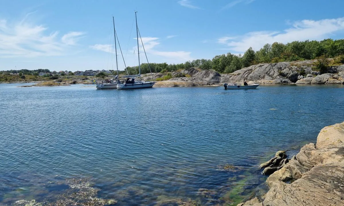 Donsö kanal: {"base": "no", "no": "Sett fra nordsiden", "se": "Sett fra nordsidan", "en": "Seen from the north side", "da": "Set fra nordsiden"}