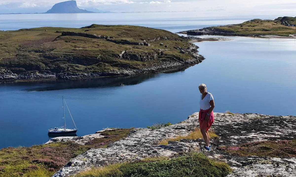 Dørvær: {"base": "no", "no": "Flott uthavn!", "se": "Fin naturhamn!", "en": "Great anchorage!", "da": "Flot uthavn!"}
