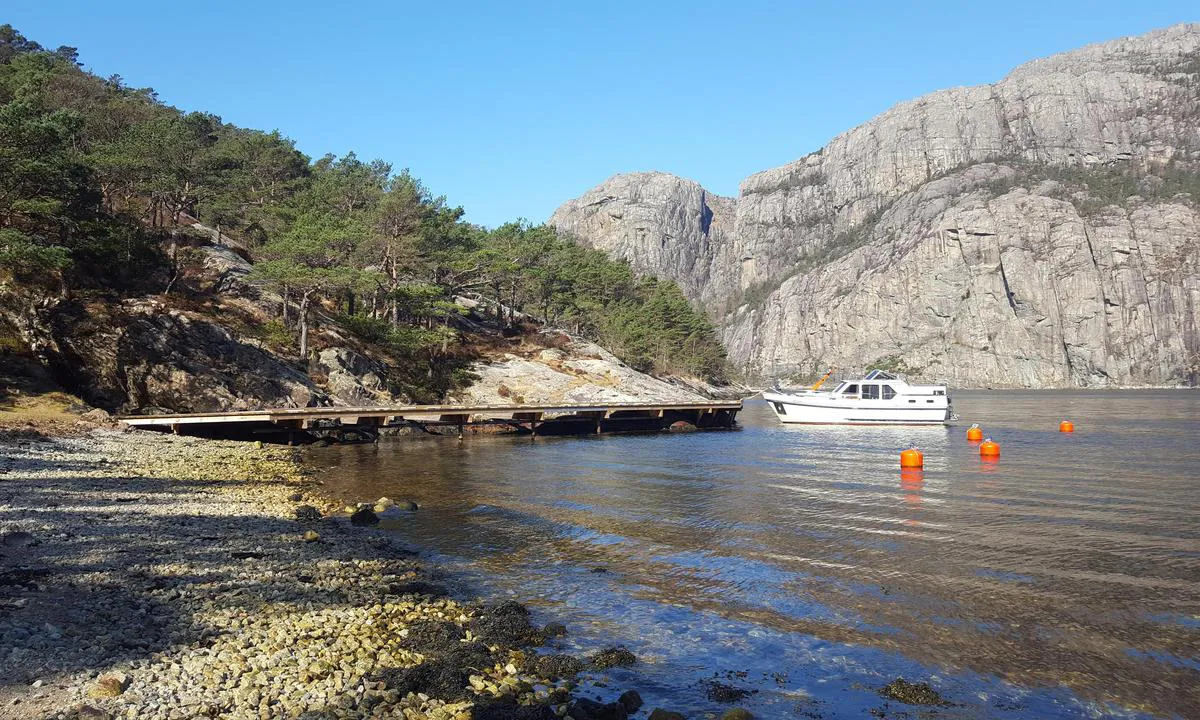 Dørvik: {"base": "no", "no": "Ryfylke Friluftsr\u00e5d bygde brygge p\u00e5 V-siden av D\u00f8rvika i 2020.\r\nBrygga egner seg ikke til longside fort\u00f8ying.", "se": "Ryfylke Friluftsr\u00e5d byggde en brygga p\u00e5 V-sidan av D\u00f8rvika \u00e5r 2020. Bryggan \u00e4r inte l\u00e4mplig f\u00f6r l\u00e5ngside f\u00f6rt\u00f6jning.", "en": "The Ryfylke Outdoor Recreation Council built a pier on the west side of D\u00f8rvika in 2020. The pier is not suitable for alongside mooring.", "da": "Ryfylke Friluftsr\u00e5d byggede anl\u00f8bsbro p\u00e5 V-siden af D\u00f8rvika i 2020.<br>Broen egner sig ikke til longside fort\u00f8jning."}