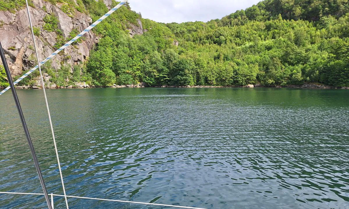 Dottholmen: {"base": "no", "no": "Nesten flatt vann selv om det bl\u00e5ser godt over 10 m/s ved Lindesnes og s\u00f8ndre Katland. Litt turbulens og kasevinder, men bare noen f\u00e5 m/s, en utmerket ankerplass.", "se": "N\u00e4stan platt vatten \u00e4ven om det bl\u00e5ser \u00f6ver 10 m/s vid Lindesnes och s\u00f6dra Katland. Lite turbulens och kastvindar, men bara n\u00e5gra f\u00e5 m/s, en utm\u00e4rkt ankringsplats.", "en": "Nearly flat water even though it blows well over 10 m/s at Lindesnes and southern Katland. Some turbulence and gusty winds, but only a few m/s, an excellent anchorage.", "da": "N\u00e6sten fladt vand selv om det bl\u00e6ser godt over 10 m/s ved Lindesnes og sydlige Katland. Lidt turbulens og kastevinde, men kun f\u00e5 m/s, en fremragende ankerplads."}