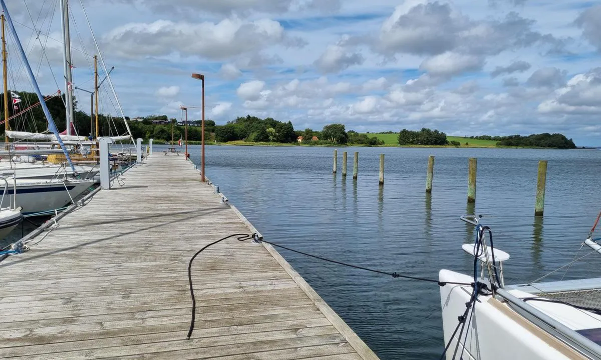 Doverodde Havn: Utsiden av moloen har noen longsideplasser.
Dybde ca 2,3 meter.