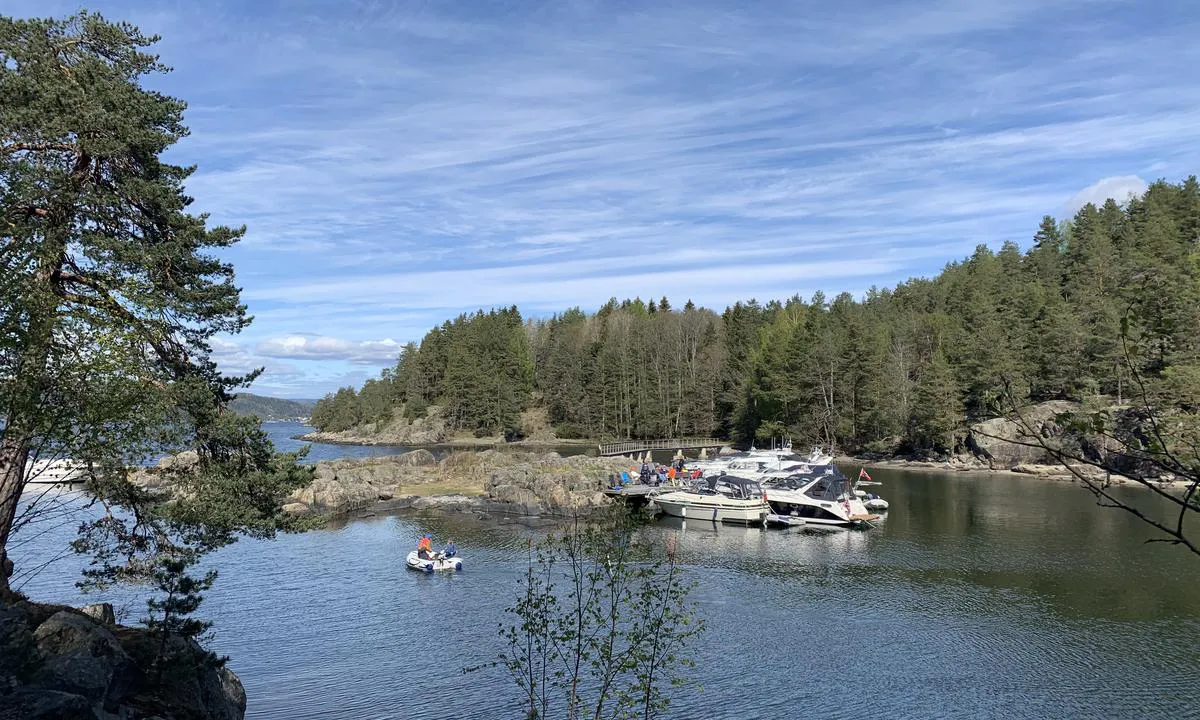 {"base": "no", "no": "Brygga i Dragsundet.", "se": "Bryggan i Dragsundet.", "en": "The pier in Dragsundet.", "da": "Bryggen i Dragsundet."}