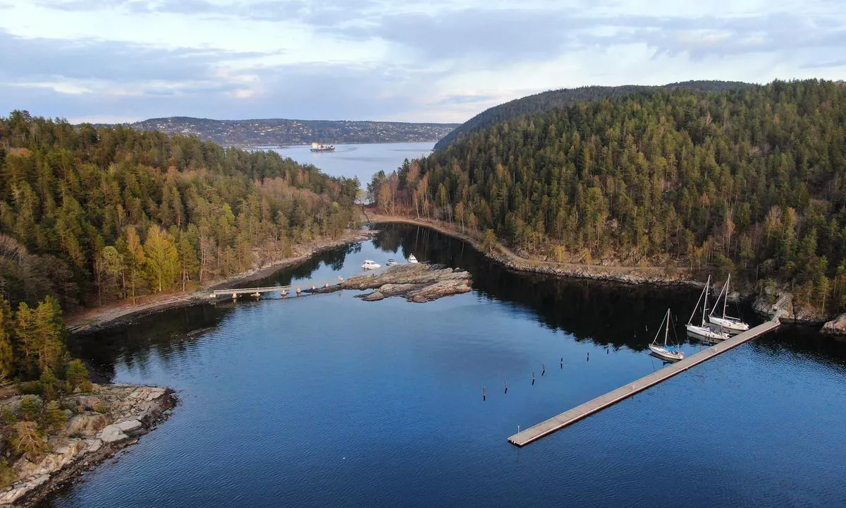 Dragsund - flytebrygge: {"base": "no", "no": "Gode og enkle fort\u00f8yningsmuligheter", "se": "Goda och enkla f\u00f6rt\u00f6jningsm\u00f6jligheter", "en": "Good and simple mooring options", "da": "Gode og enkle fort\u00f8jringsmuligheder", "fr": "Bonnes et simples possibilit\u00e9s d'amarrage", "de": "Gute und einfache Festmacherm\u00f6glichkeiten", "es": "Buenas y sencillas opciones de amarre", "it": "Buone e semplici possibilit\u00e0 di ormeggio", "pt": "Boas e simples op\u00e7\u00f5es de amarra\u00e7\u00e3o", "nl": "Goede en eenvoudige afmeeropties", "pl": "Dobre i proste mo\u017cliwo\u015bci cumowania", "uk": "\u0414\u043e\u0431\u0440\u0456 \u0456 \u043f\u0440\u043e\u0441\u0442\u0456 \u043c\u043e\u0436\u043b\u0438\u0432\u043e\u0441\u0442\u0456 \u0448\u0432\u0430\u0440\u0442\u0443\u0432\u0430\u043d\u043d\u044f", "ro": "Posibilit\u0103\u021bi bune \u0219i simple de ancorare", "tr": "\u0130yi ve basit ba\u011flama olanaklar\u0131", "el": "\u039a\u03b1\u03bb\u03ad\u03c2 \u03ba\u03b1\u03b9 \u03b1\u03c0\u03bb\u03ad\u03c2 \u03b4\u03c5\u03bd\u03b1\u03c4\u03cc\u03c4\u03b7\u03c4\u03b5\u03c2 \u03c0\u03c1\u03cc\u03c3\u03b4\u03b5\u03c3\u03b7\u03c2", "cs": "Dobr\u00e9 a jednoduch\u00e9 mo\u017enosti uv\u00e1z\u00e1n\u00ed", "hu": "J\u00f3 \u00e9s egyszer\u0171 kik\u00f6t\u00e9si lehet\u0151s\u00e9gek", "fi": "Hyv\u00e4t ja helpot kiinnitysmiskohdat", "bg": "\u0414\u043e\u0431\u0440\u0438 \u0438 \u043b\u0435\u0441\u043d\u0438 \u0432\u044a\u0437\u043c\u043e\u0436\u043d\u043e\u0441\u0442\u0438 \u0437\u0430 \u043f\u0440\u0438\u0441\u0442\u0430\u0432\u0430\u043d\u0435", "sr": "Dobri i jednostavni na\u010dini privezivanja", "et": "Hea ja lihtne kinnitumisv\u00f5imalus", "lv": "Labas un vienk\u0101r\u0161as piest\u0101\u0161anas iesp\u0113jas", "lt": "Geros ir paprastos \u0161vartavimo galimyb\u0117s"}