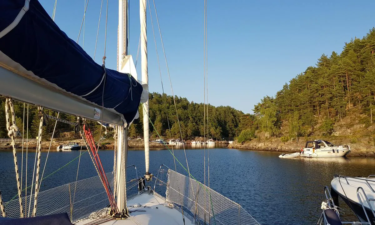 Dragsund - flytebrygge: {"base": "no", "no": "P\u00e5 innsiden av b\u00f8lgebryteren mot \u00f8st, der laveste punkt p\u00e5 \u00f8ya var popul\u00e6rt \u00e5 dra mindre b\u00e5ter over ved h\u00f8yvann.\r\n\"Sm\u00e5b\u00e5thavn\" og badeplass.", "se": "P\u00e5 insidan av v\u00e5gbrytaren mot \u00f6st, d\u00e4r den l\u00e4gsta punkten p\u00e5 \u00f6n var popul\u00e4r att dra mindre b\u00e5tar \u00f6ver vid h\u00f6gvatten. \"Sm\u00e5b\u00e5tshamn\" och badplats.", "en": "On the inside of the breakwater towards the east, where the lowest point on the island was popular for hauling smaller boats over at high tide. 'Small boat harbour' and swimming area.", "da": "P\u00e5 indersiden af b\u00f8lgebryderen mod \u00f8st, hvor det laveste punkt p\u00e5 \u00f8en var popul\u00e6rt at tr\u00e6kke mindre b\u00e5de over ved h\u00f8jvande.<br>\"Sm\u00e5b\u00e5dshavn\" og badeplads."}