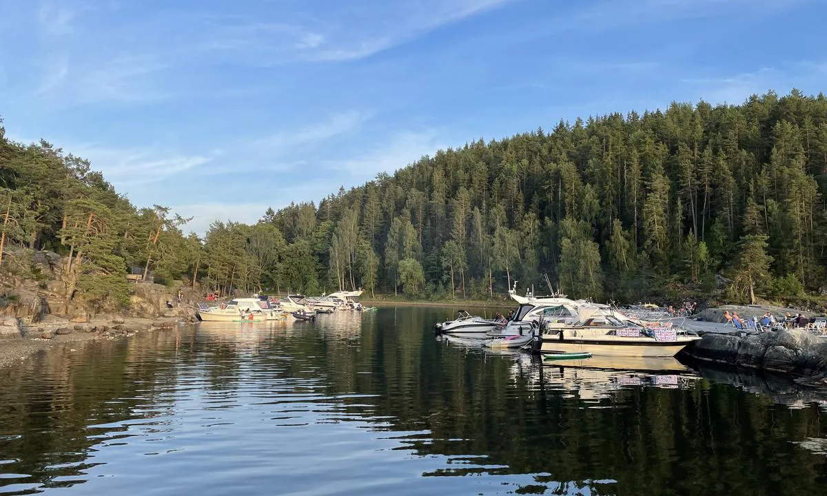 Dragsund - Håøya: Plass til mange båter på motsatt side av brygge mot svaberg.