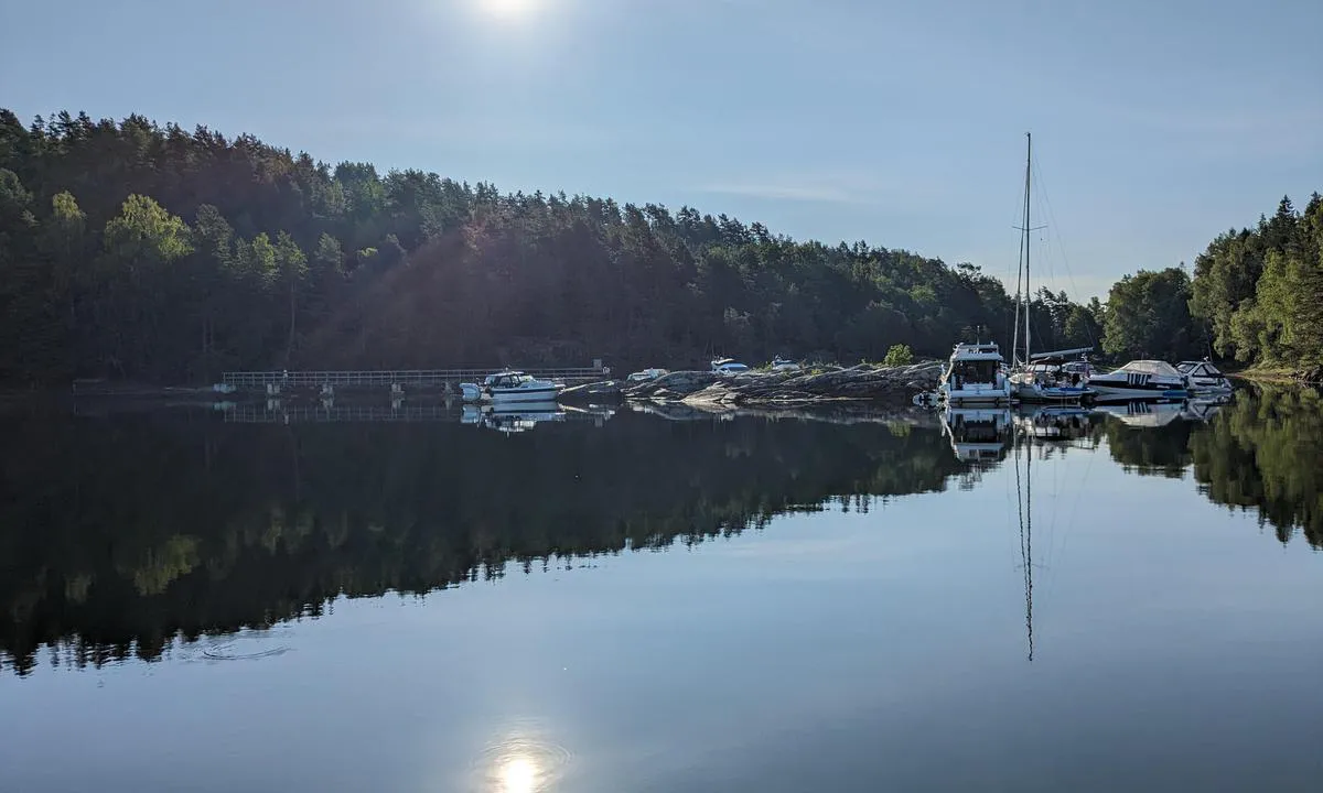 Dragsund - Håøya: {"base": "no", "no": "Flere fine dreggplasser.", "se": "Flera fina ankringsplatser.", "en": "Several fine anchorage spots.", "da": "Flere fine ankringspladser."}