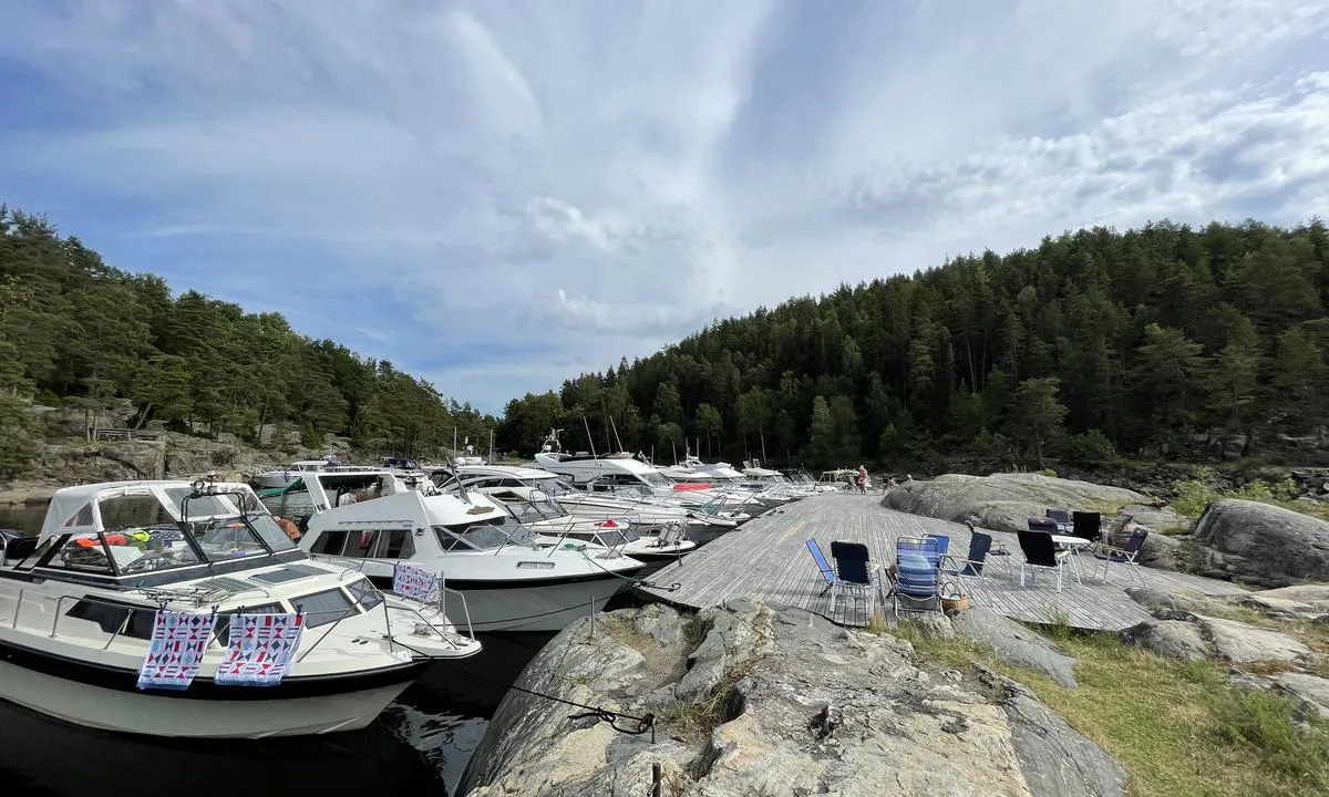 Dragsund - Håøya: Bryggeanlegget på innsiden av skjærene.