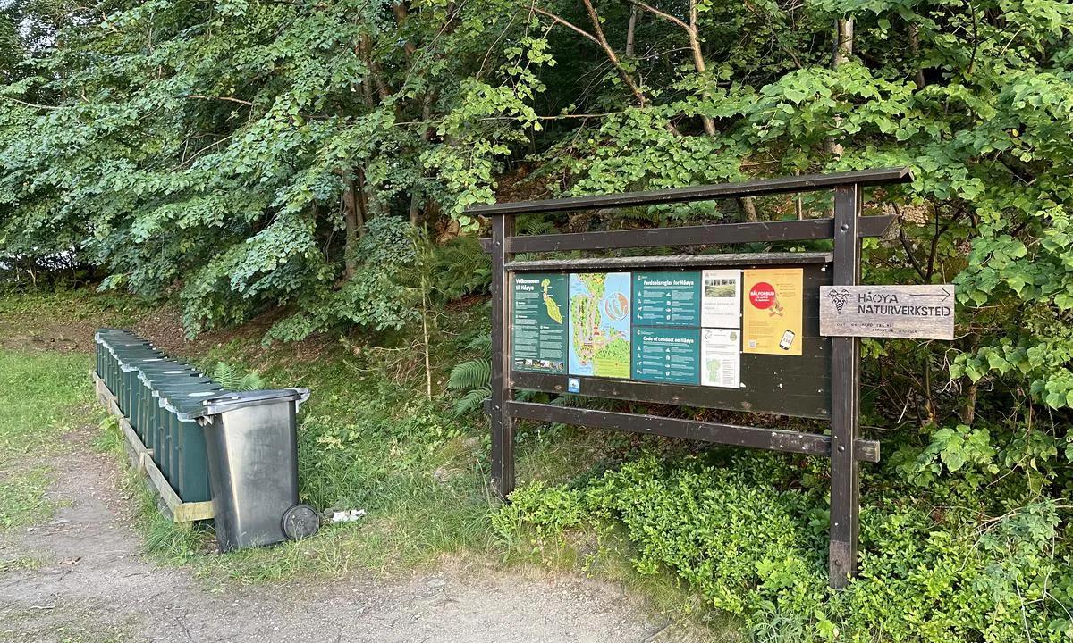 {"base": "no", "no": "Avfallsdunker innerst i Dragsund.", "se": "Sopcontainrar l\u00e4ngst in i Dragsund.", "en": "Waste bins at the innermost part of Dragsund.", "da": "Affaldscontainere inderst i Dragsund."}