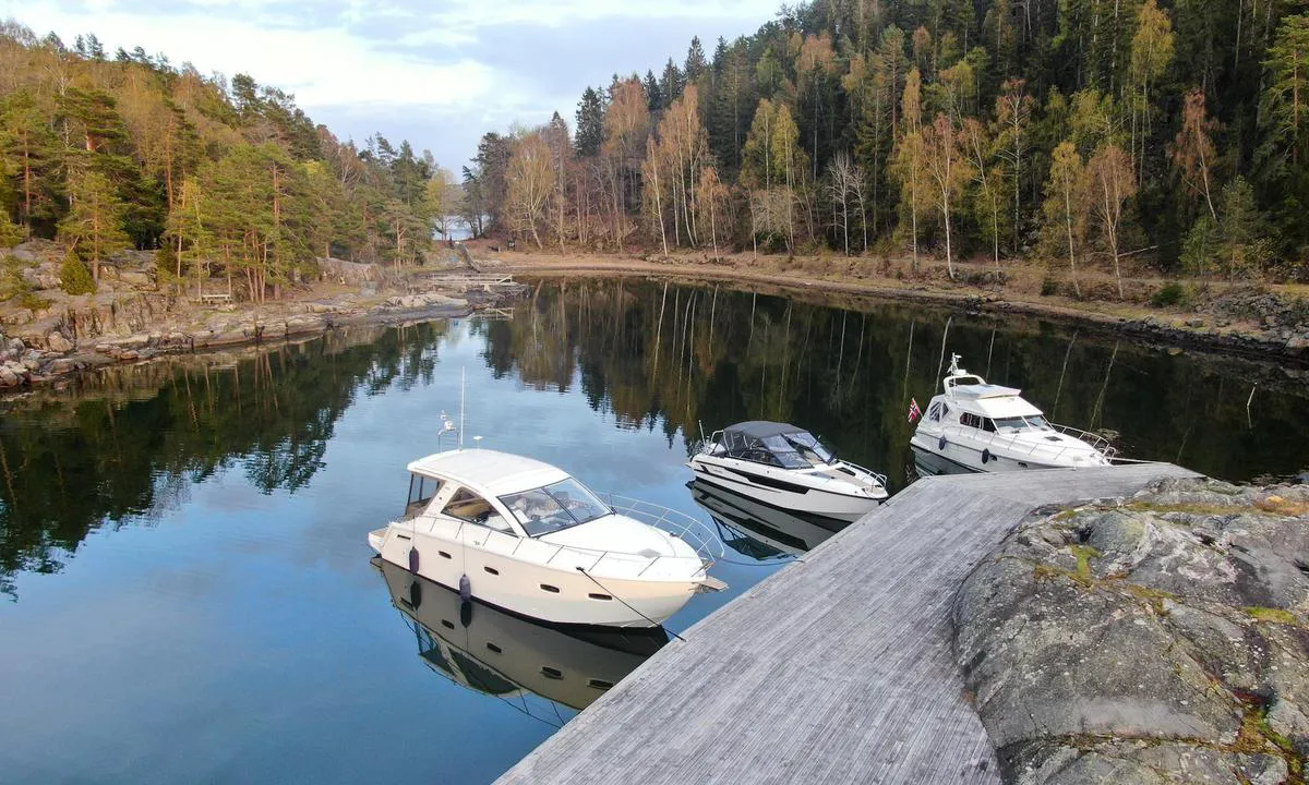 Dragsund - Håøya: {"base": "no", "no": "Hekkfort\u00f8yning med eget anker", "se": "Akterf\u00f6rt\u00f6jning med eget ankare", "en": "Stern mooring with own anchor", "da": "H\u00e6kfort\u00f8jning med eget anker", "fr": "Amarrage arri\u00e8re avec ancre propre", "de": "Heckverbindung mit eigenem Anker", "es": "Amarre de popa con ancla propia", "it": "Ormeggio di poppa con ancora propria", "pt": "Amarra\u00e7\u00e3o de popa com \u00e2ncora pr\u00f3pria", "nl": "Achtertros met eigen anker", "pl": "Cumowanie ruf\u0105 z w\u0142asn\u0105 kotwic\u0105", "uk": "\u0428\u0432\u0430\u0440\u0442\u0443\u0432\u0430\u043d\u043d\u044f \u043a\u043e\u0440\u043c\u043e\u044e \u0437 \u0432\u043b\u0430\u0441\u043d\u0438\u043c \u044f\u043a\u043e\u0440\u0435\u043c", "ro": "Ancorare cu pupa la chei cu propria ancor\u0103", "tr": "Kendi \u00e7\u0131pan\u0131zla k\u0131\u00e7tan ba\u011flama", "el": "\u03a0\u03c1\u03c5\u03bc\u03bd\u03bf\u03b4\u03ad\u03c4\u03b7\u03c3\u03b7 \u03bc\u03b5 \u03b4\u03b9\u03ba\u03ae \u03c3\u03b1\u03c2 \u03ac\u03b3\u03ba\u03c5\u03c1\u03b1", "cs": "Zadn\u00ed uv\u00e1z\u00e1n\u00ed s vlastn\u00edm kotevn\u00edm", "hu": "Kik\u00f6t\u00e9s h\u00e1ts\u00f3 horgonnyal", "fi": "Per\u00e4kiinnitys omalla ankkurilla", "bg": "\u0428\u0432\u0430\u0440\u0442\u043e\u0432\u0430\u043d\u0435 \u043d\u0430 \u043a\u044a\u0440\u043c\u0430\u0442\u0430 \u0441\u044a\u0441 \u0441\u043e\u0431\u0441\u0442\u0432\u0435\u043d\u0430 \u043a\u043e\u0442\u0432\u0430", "sr": "Krmenom vezom sa sopstvenim sidrom", "et": "Sterninvormimine oma ankru abil", "lv": "Paka\u013cgala stiprin\u0101\u0161ana ar savu enkuru", "lt": "Rieninis priri\u0161imas su savo inkaru"}