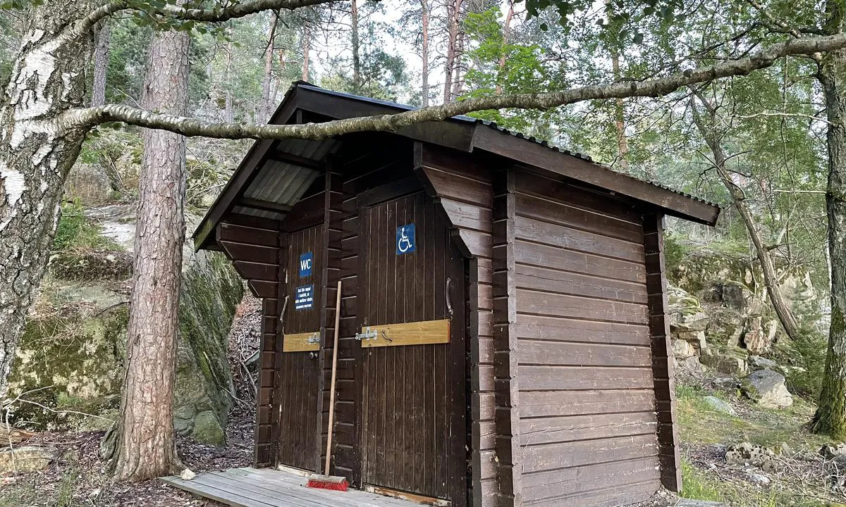 Dragsund - Håøya: {"base": "no", "no": "Utedo ved enden gangbro fra bryggeanleggget.", "se": "Utedass vid slutet av g\u00e5ngbro fr\u00e5n brygganl\u00e4ggningen.", "en": "Outhouse at the end of the walkway from the dock facility.", "da": "Udedo ved enden af gangbroen fra broanl\u00e6gget."}