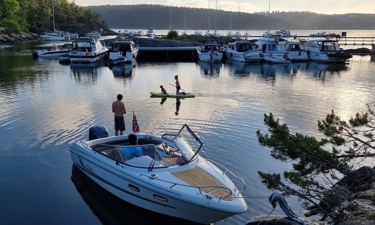 Dragsund - Håøya: {"base": "no", "no": "Flott omr\u00e5de for bading og vannlek.", "se": "Flott omr\u00e5de f\u00f6r bad och vattenlek.", "en": "Great area for swimming and water play.", "da": "Flot omr\u00e5de til badning og vandleg."}