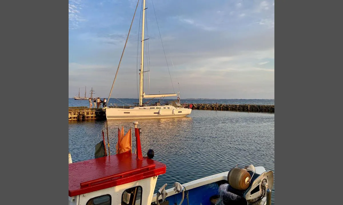 Drejø Havn: {"base": "no", "no": "FIn havn, lang molo med gode fort\u00f8yningsmuligheter.", "se": "Fin hamn, l\u00e5ng v\u00e5gbrytare med bra f\u00f6rt\u00f6jningsm\u00f6jligheter.", "en": "Nice harbor, long breakwater with good mooring facilities.", "da": "Fin havn, lang mole med gode fort\u00f8jningsmuligheder."}